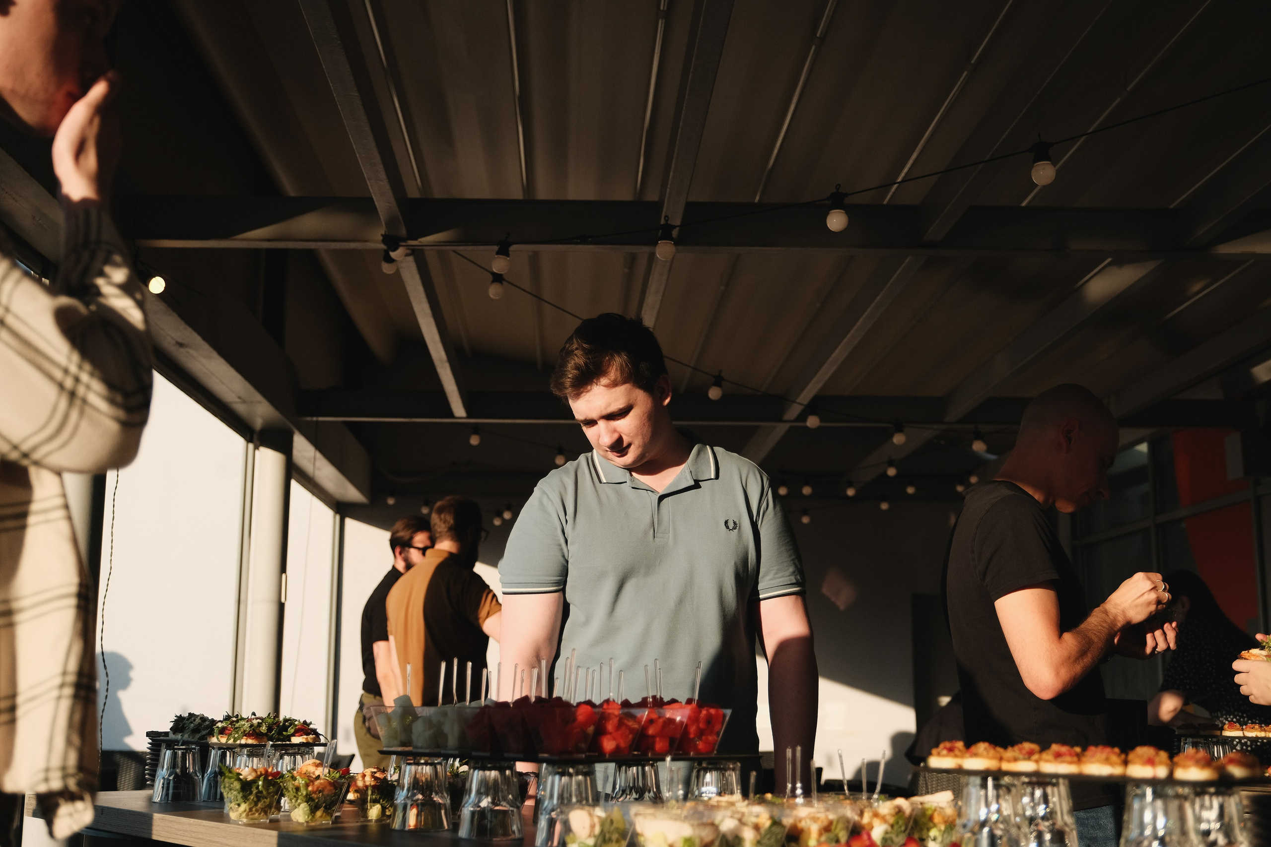 Парень у фуршетного стола.