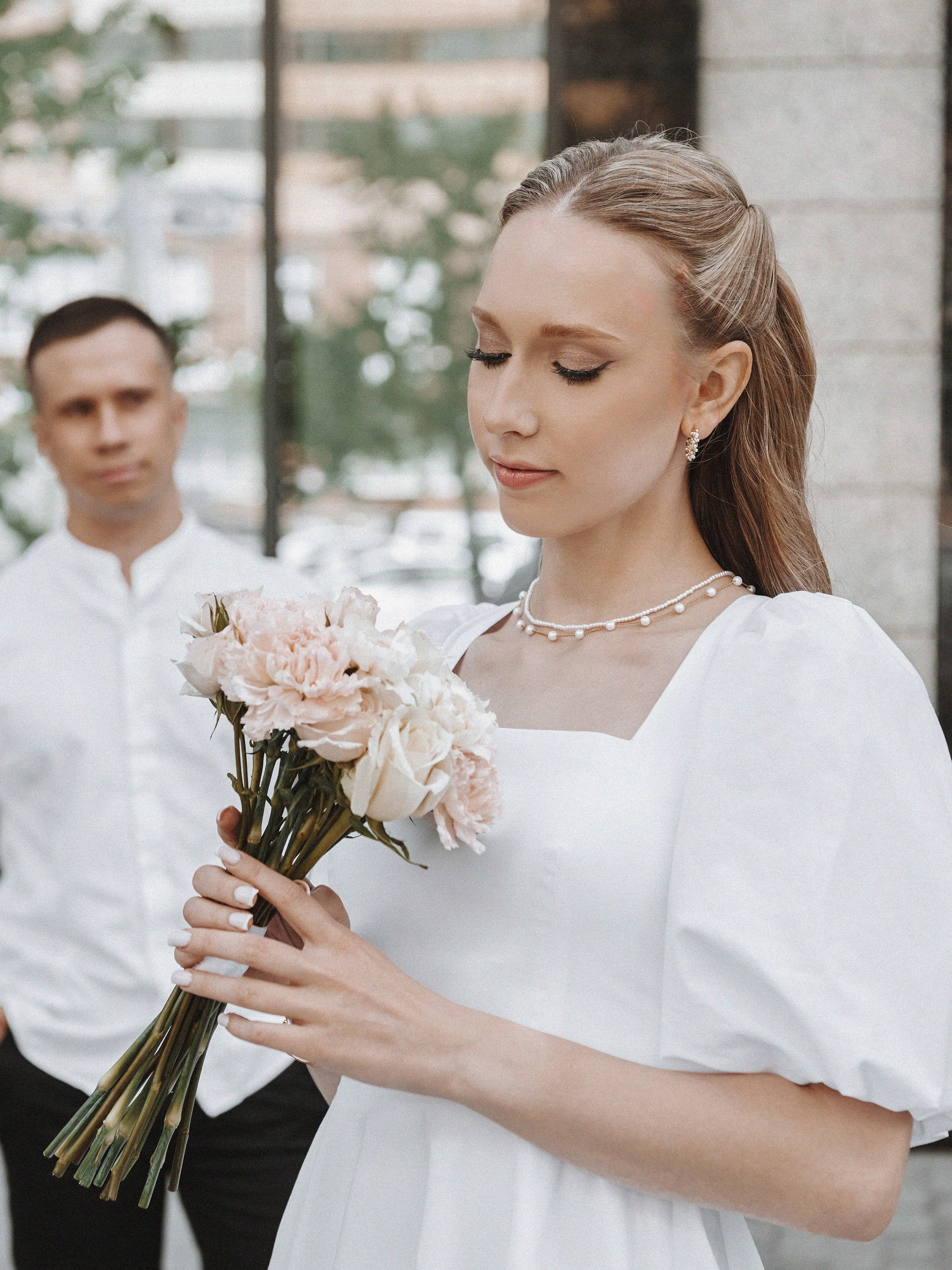 Элегантная пара на прогулке у ЖК Чикаго — сочетание стиля и динамики большого города.