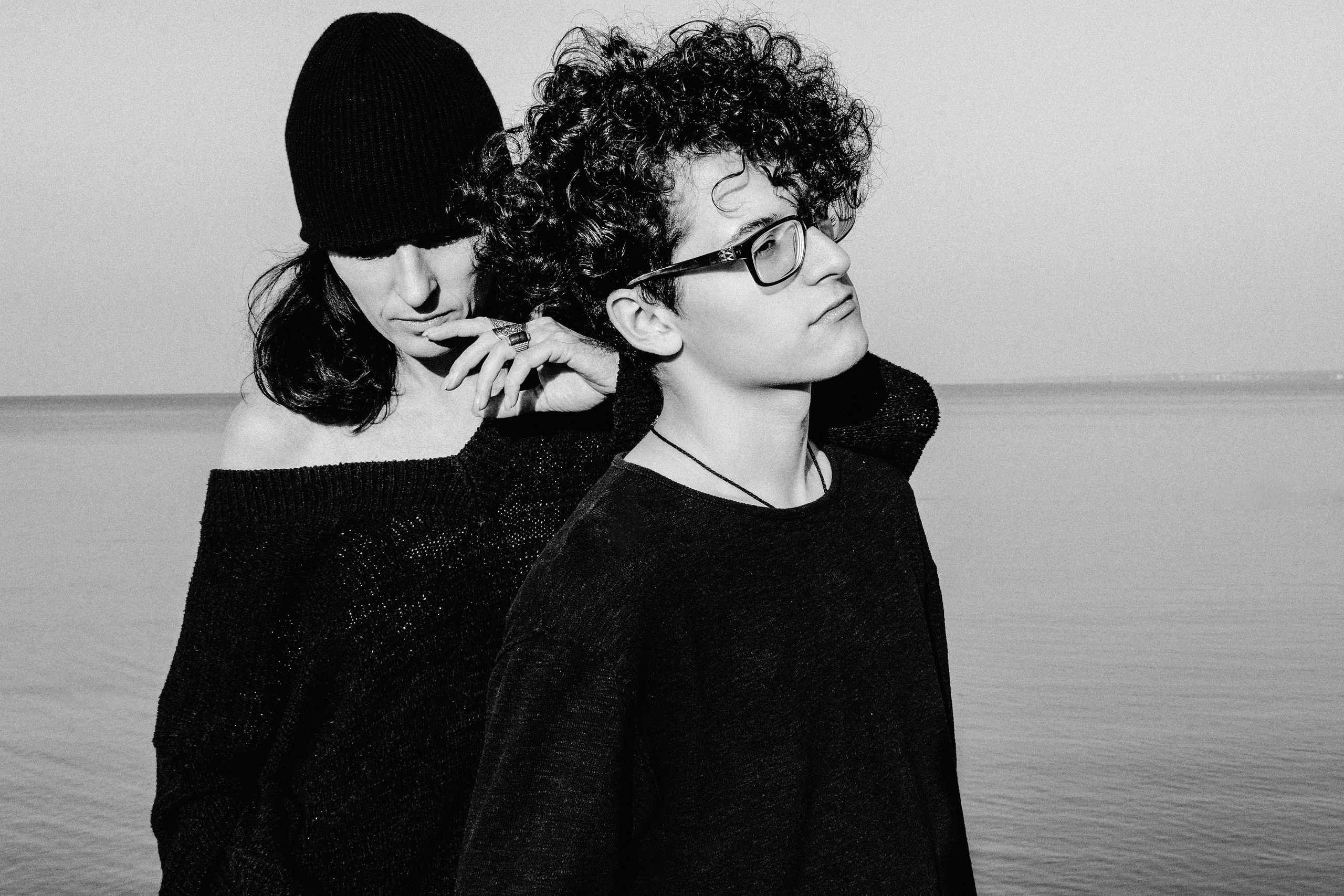 Черно-белая фотосессия мама и сын у воды, Москва