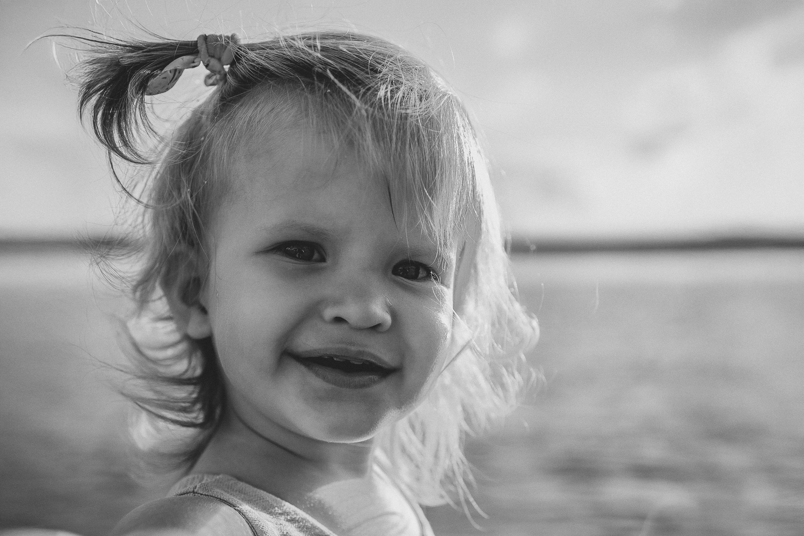 Семейная фотосессия на пляже в лучах заката