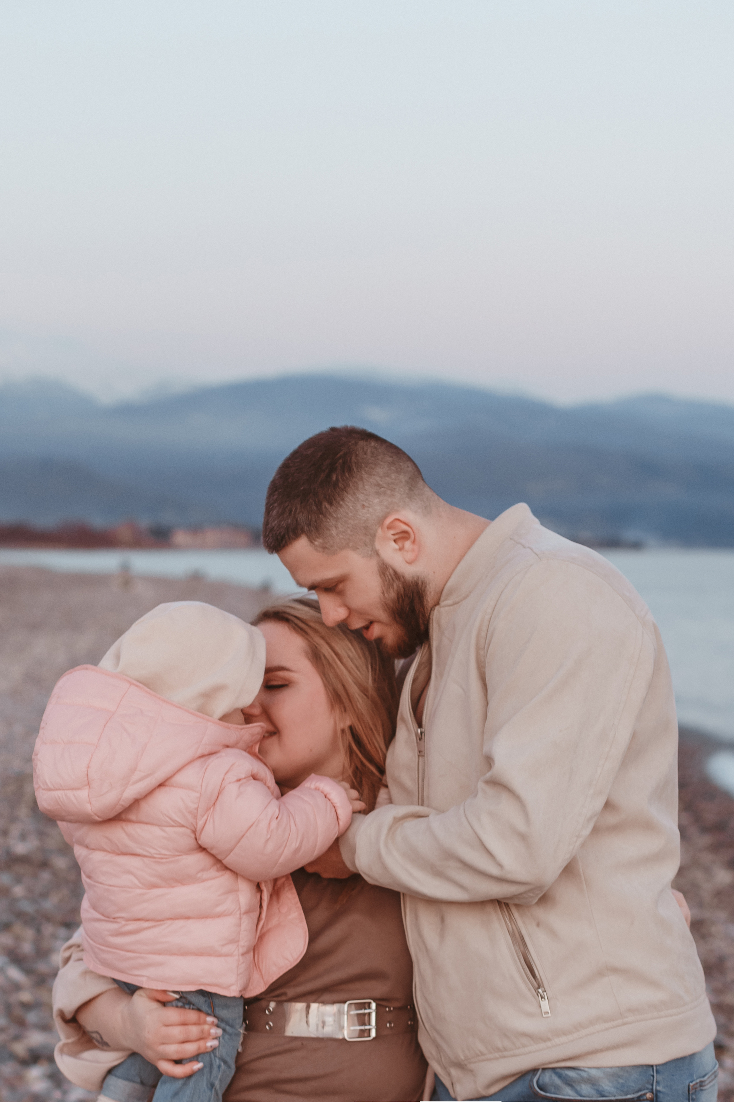 С видом на Абхазию. Милана Довгаль - семейный фотограф и видеограф  в Адлере и Сочи