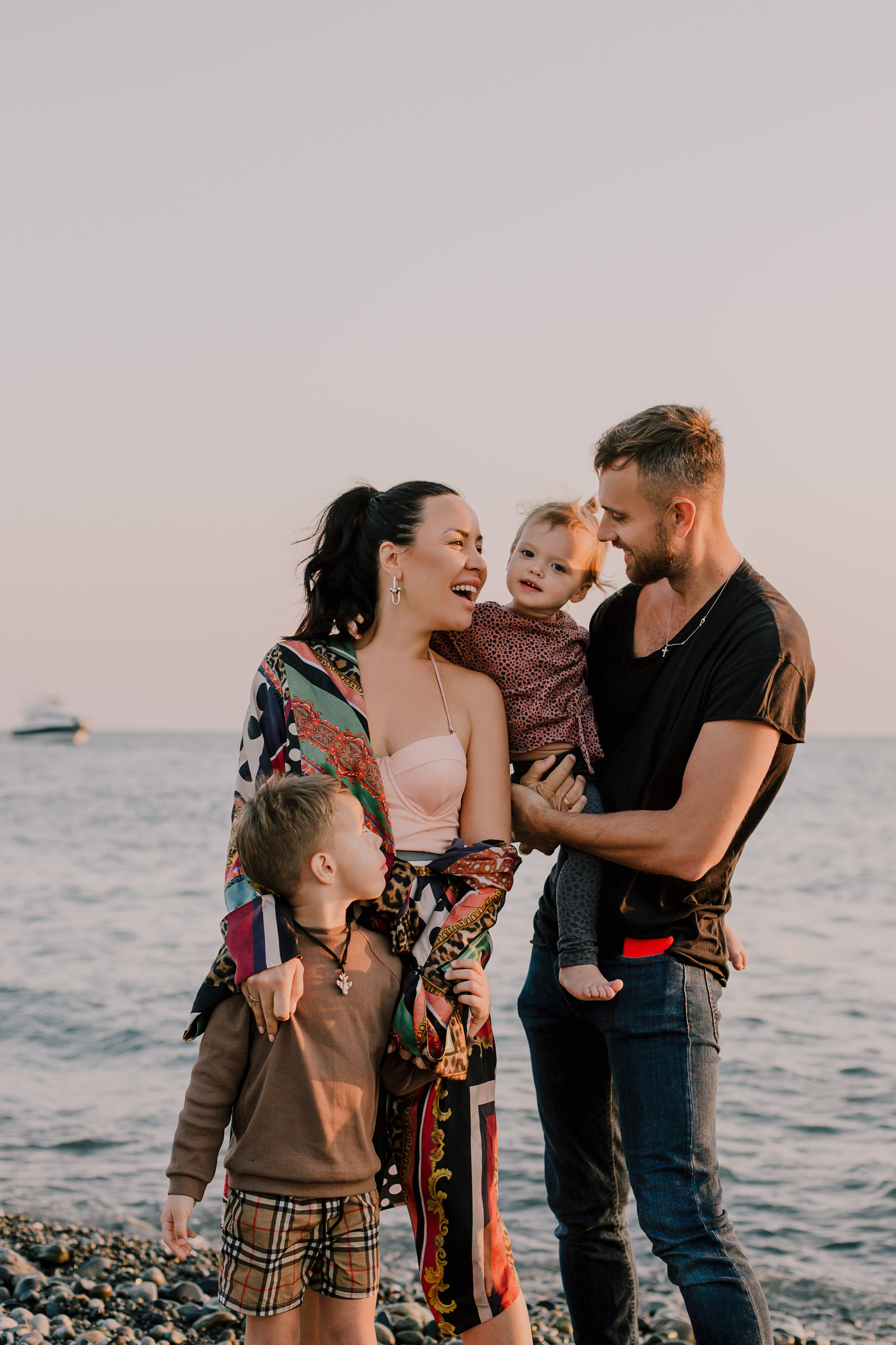 Пляжи Имеретинской Бухты. Милана Довгаль - семейный фотограф и видеограф  в Адлере и Сочи