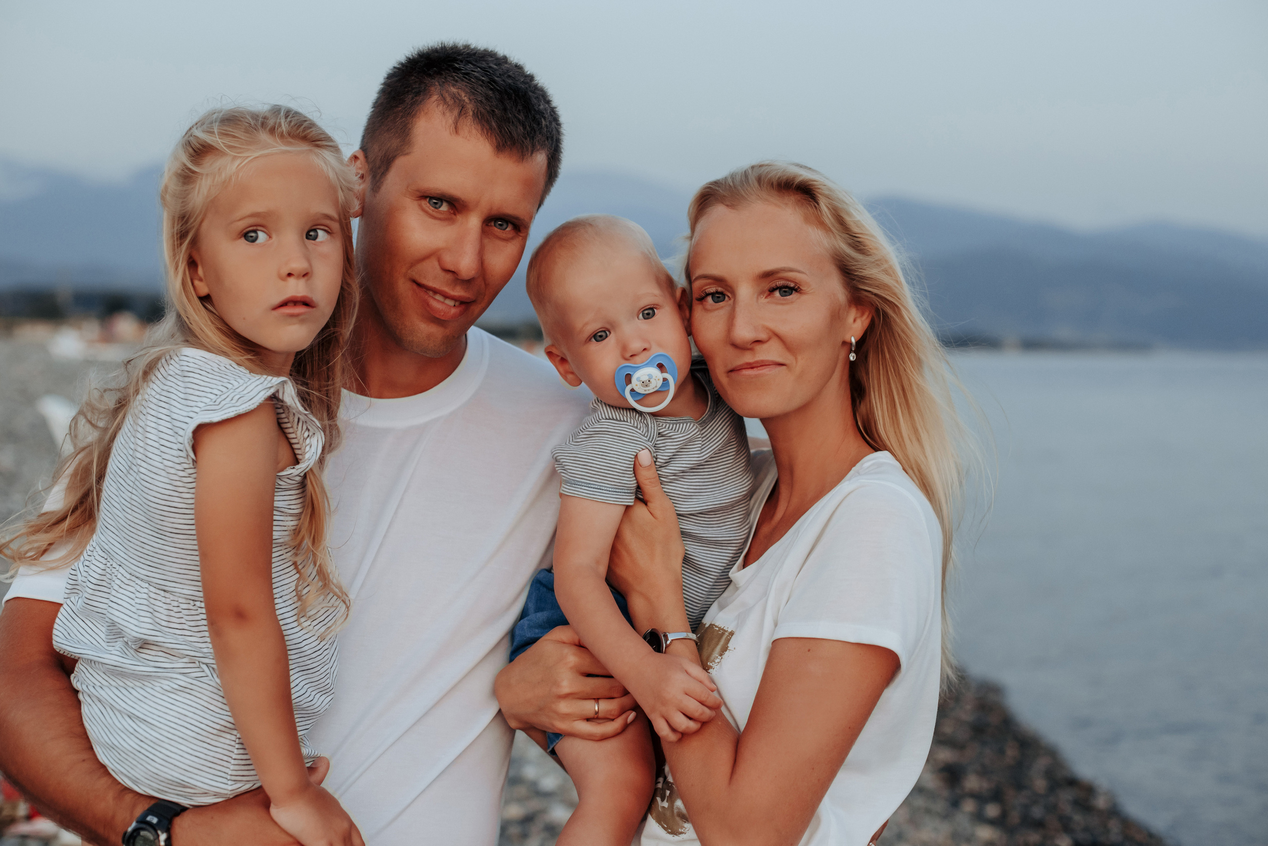 С видом на Абхазию. Милана Довгаль - семейный фотограф и видеограф  в Адлере и Сочи