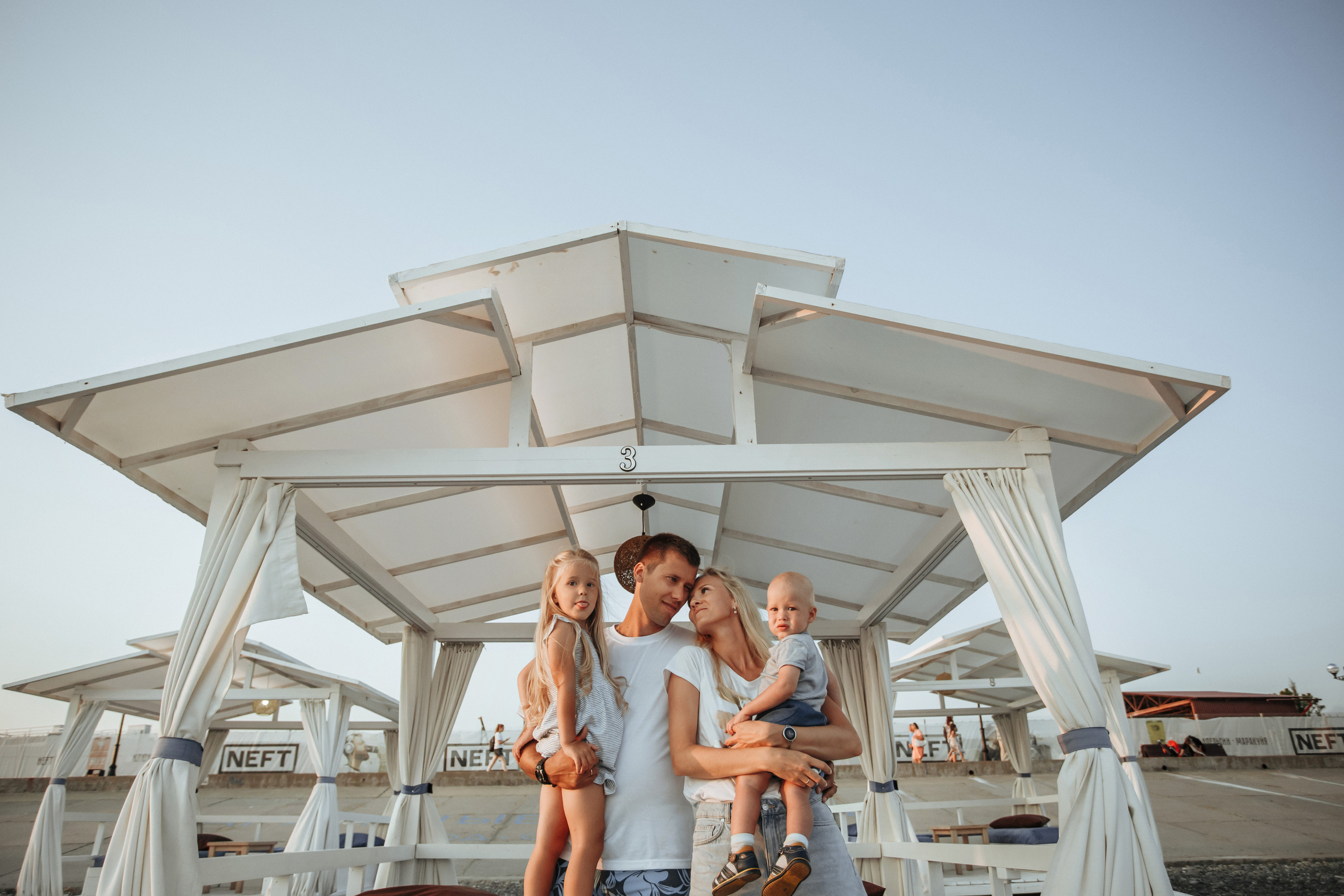 С видом на Абхазию. Милана Довгаль - семейный фотограф и видеограф  в Адлере и Сочи