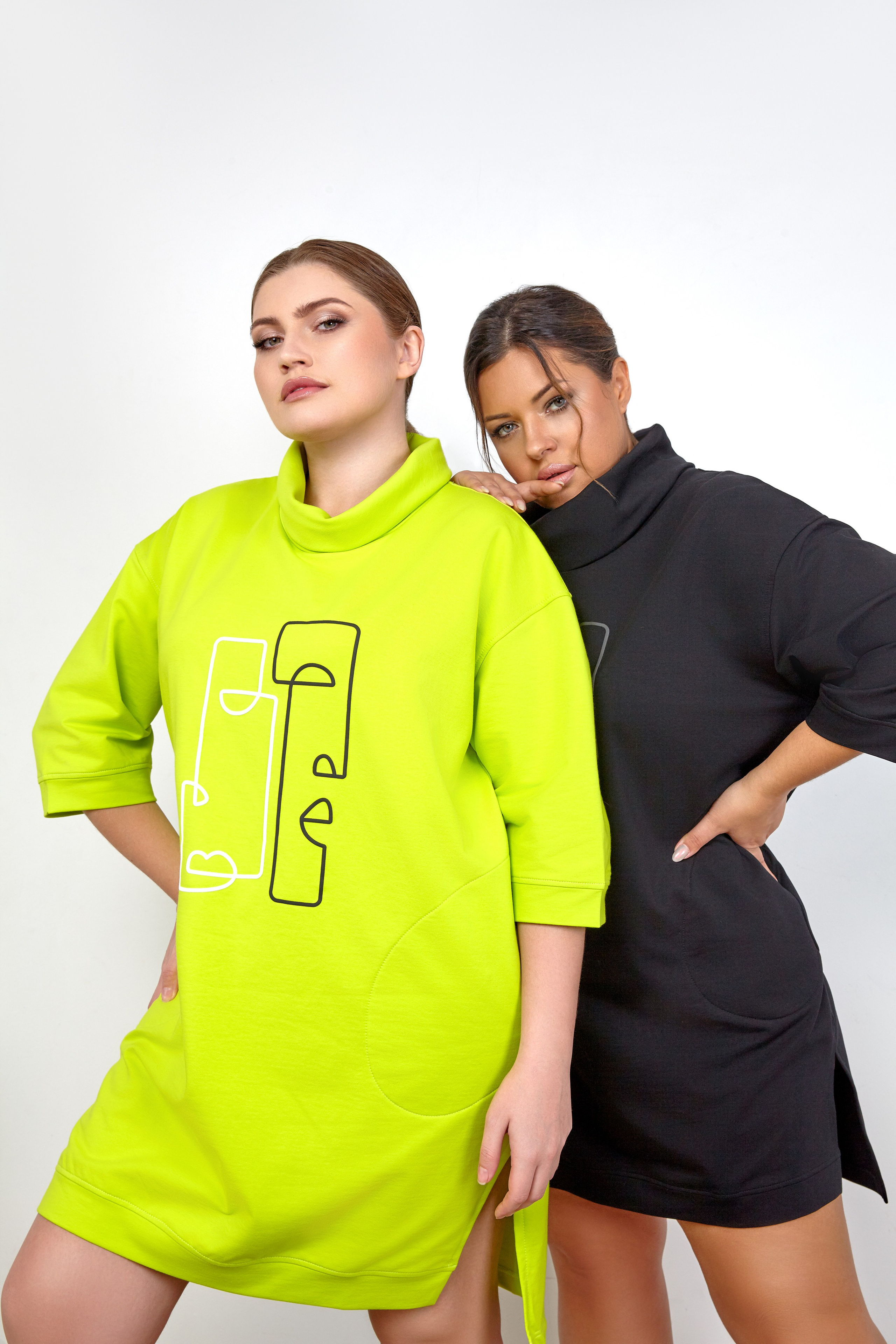 Девушки плюссайз в лаймовом и черном спортивных платьях varra на белом фоне