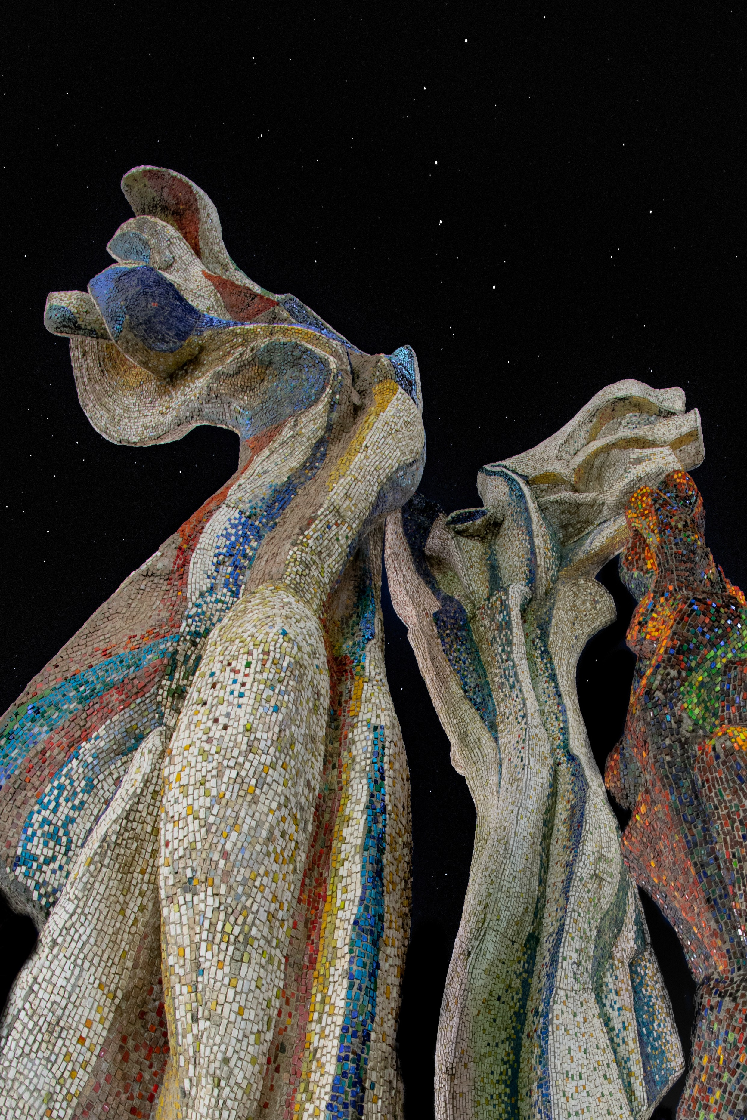 Скульптура Ильдара Ханова "Ангел хранитель" на фоне звёзд