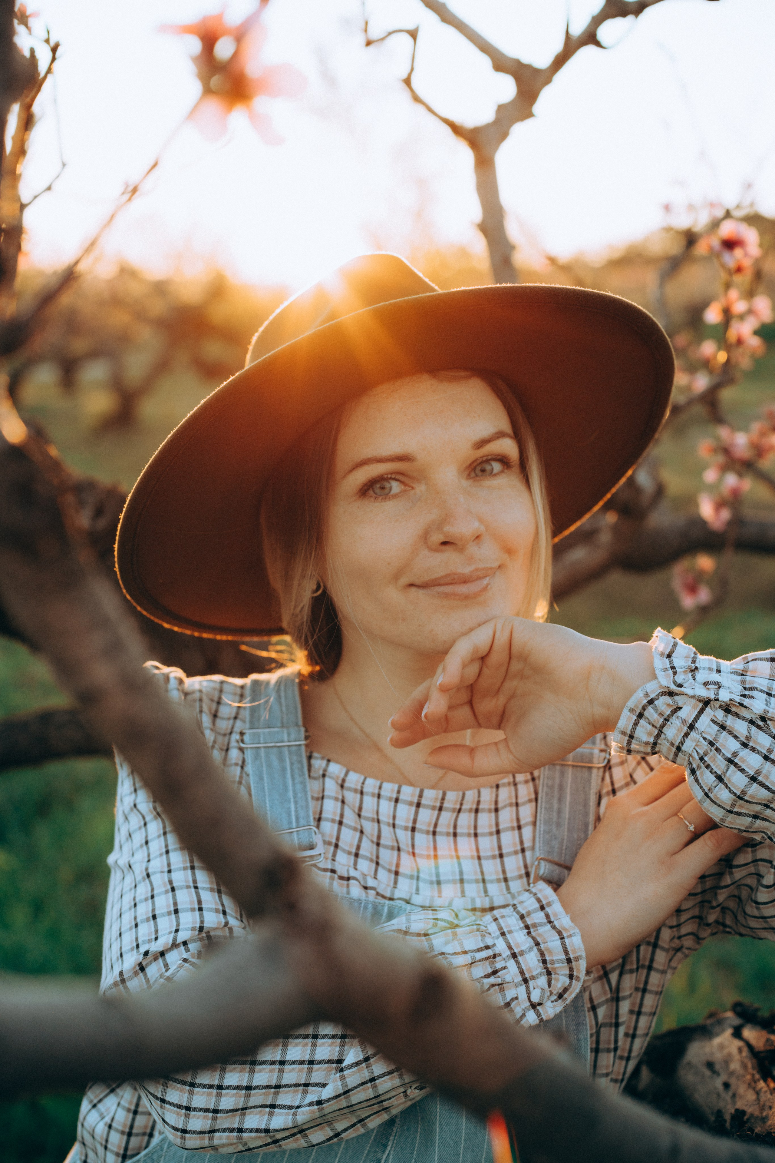Женская фотосессия в персиковых цветениях. Портретный свадебный фотограф Крым | Евгения Щитенко