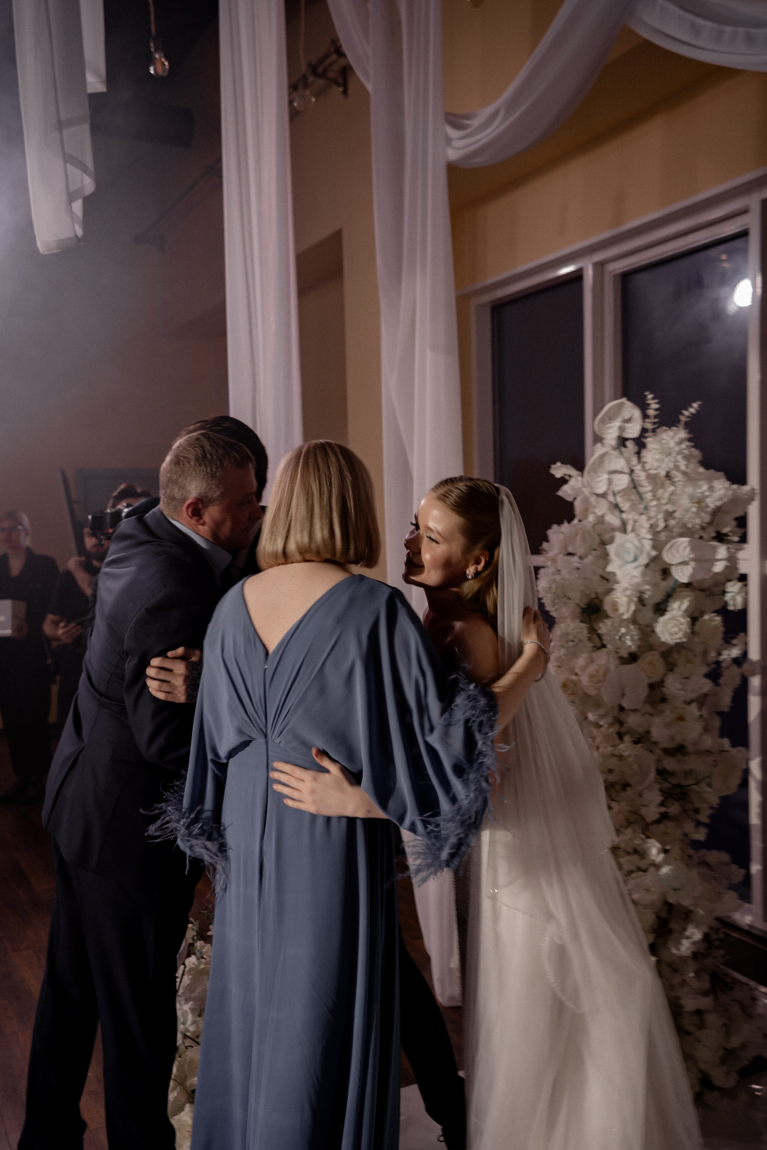 СВАДЕБНАЯ СЬЕМКА СБОРОВ В ОТЕЛЕ И ВЫЕЗД НА ЦЕРЕМОНИЮ (СНЯТО В СИБИРЕ В НИЖНЕВАРТОВСКЕ). Профессиональный фотограф, Санкт-Петербург — Виктория Богомолова