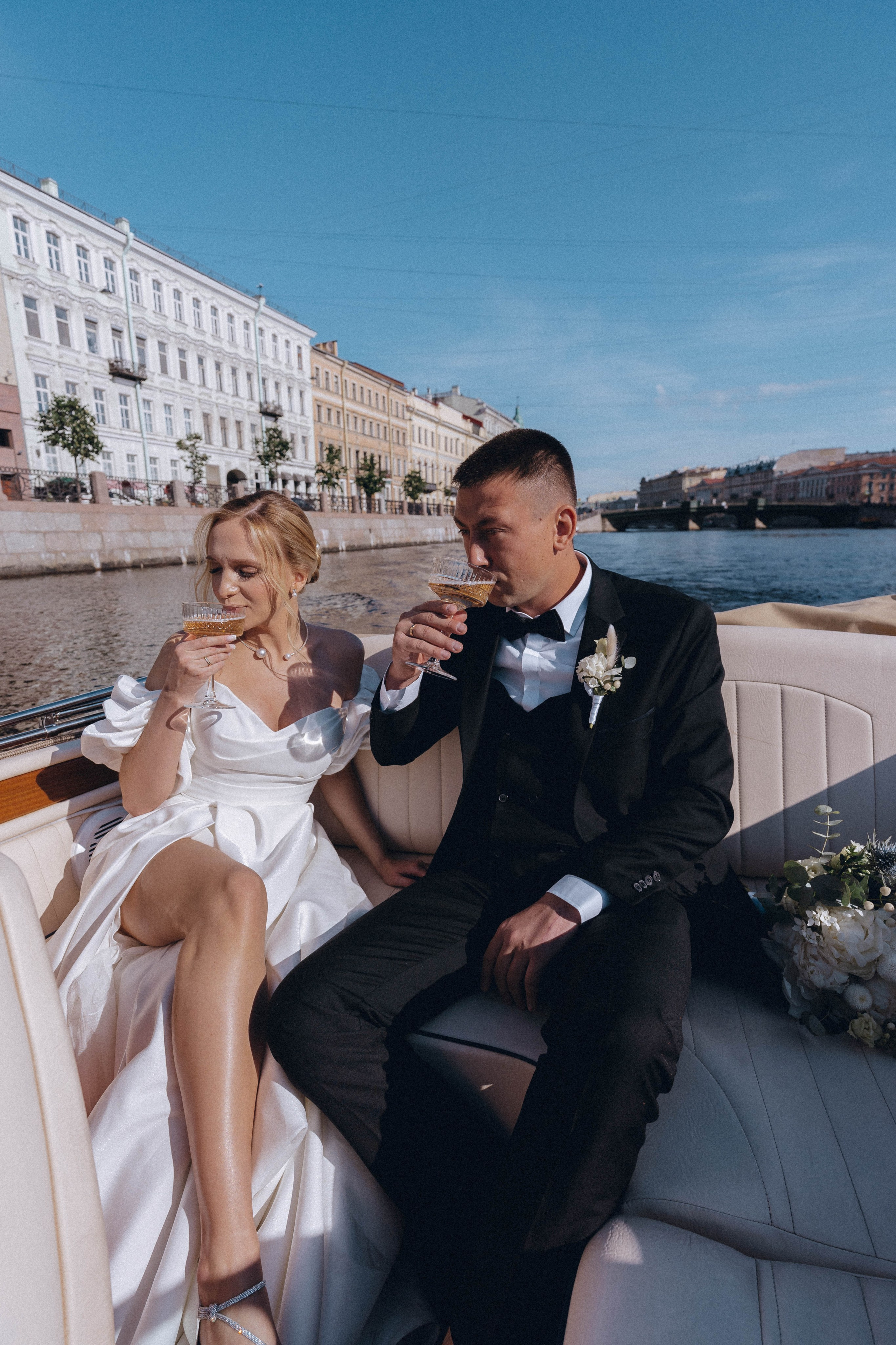 СВАДЕНБНАЯ СЬЕМКА НА КАТЕРЕ ПО КАНАЛАМ САНКТ-ПЕТЕРБУРГА И В АКВАТОРИИ НЕВЫ. Профессиональный фотограф, Санкт-Петербург — Виктория Богомолова