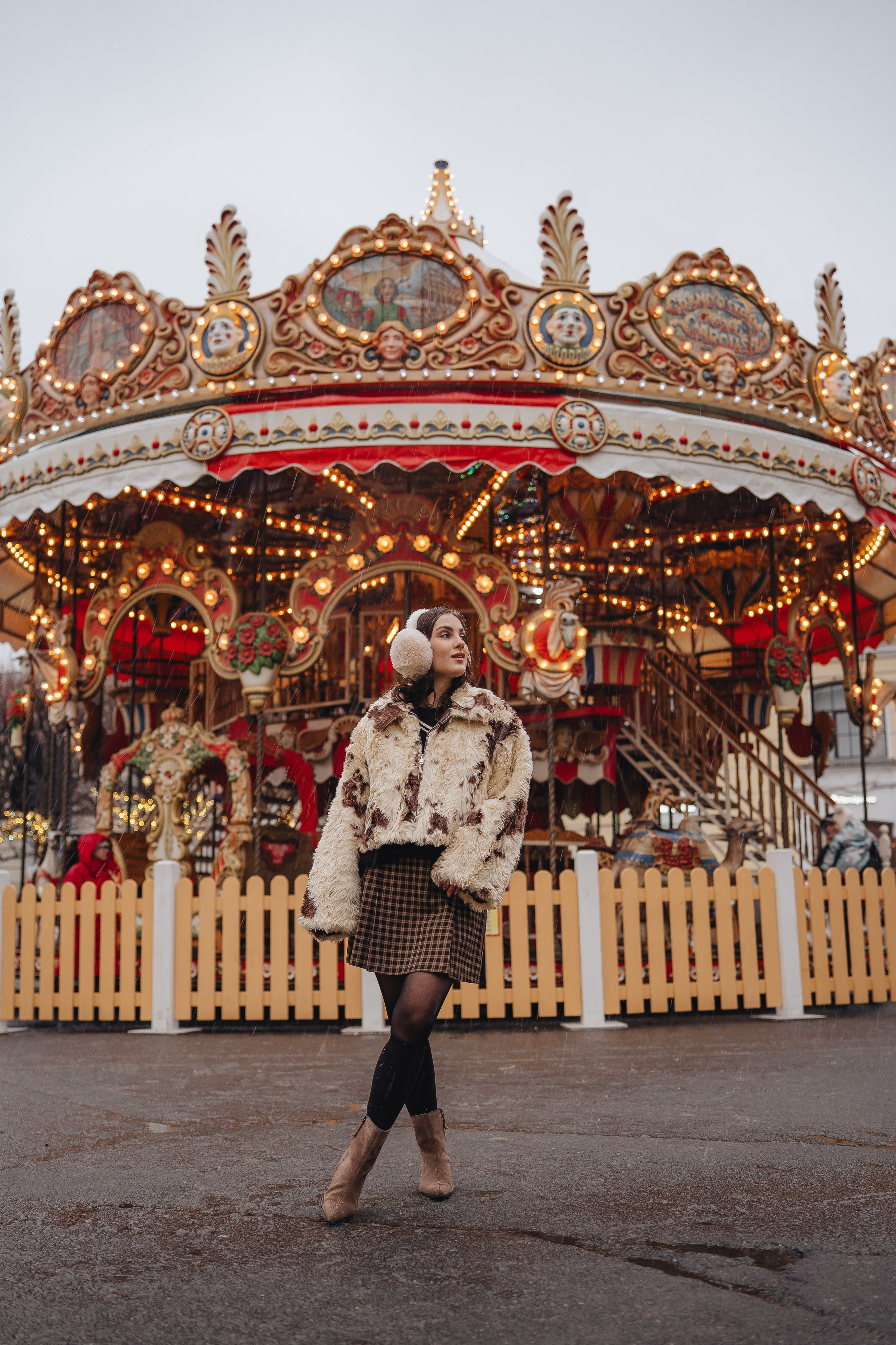 ПРОГУЛКА НА МАНЕЖНОЙ ПЛОЩАДИ ДЛЯ ДЕВУШКИ ПЕРЕД НОВЫМ ГОДОМ (НОВОГОДНЯЯ ФОТОСЕССИИЯ НА МАНЕЖНОЙ ПЛОЩАДИ). Профессиональный фотограф, Санкт-Петербург — Виктория Богомолова