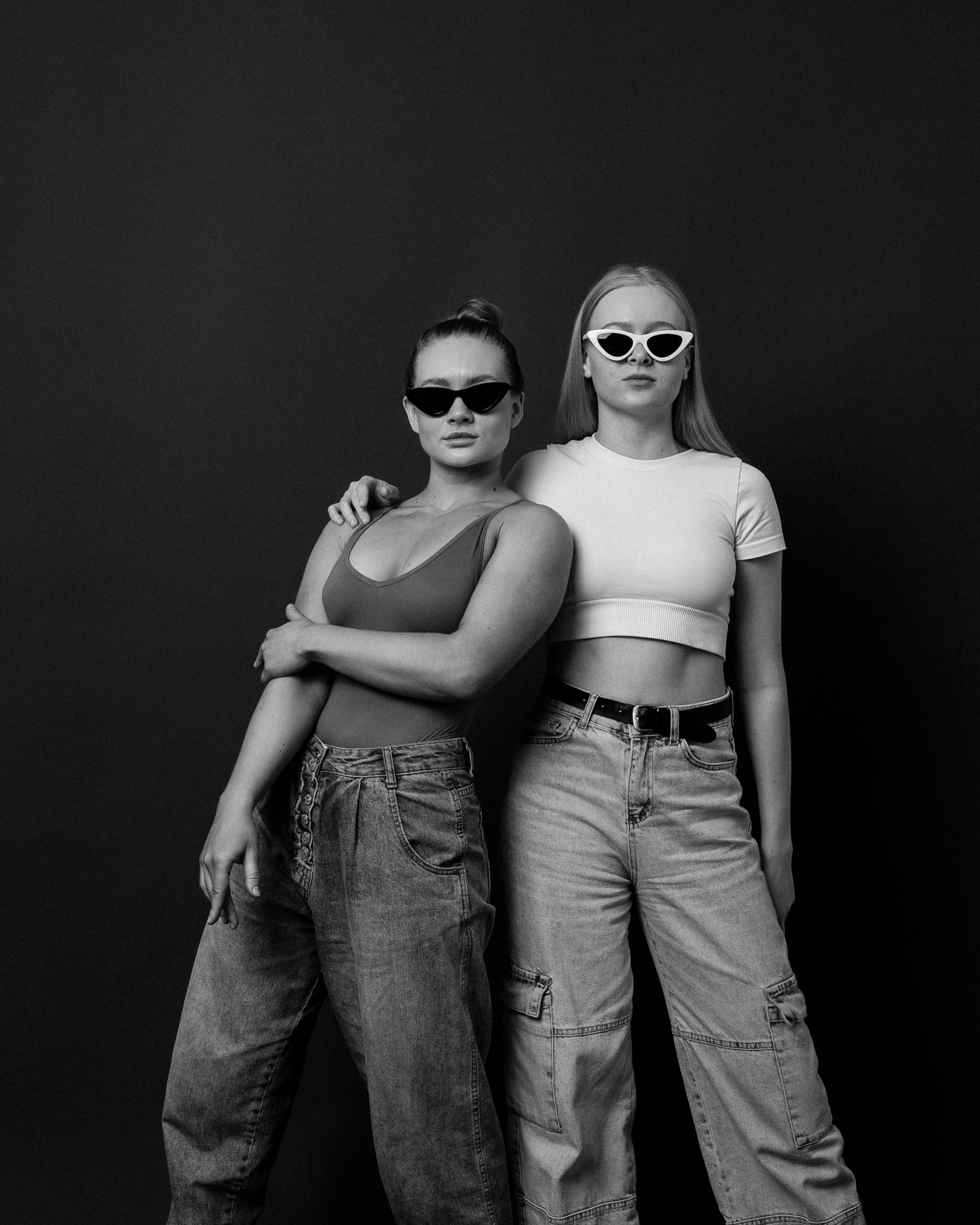 Подруги в джинсах на стильной фотосессии в Самаре чб