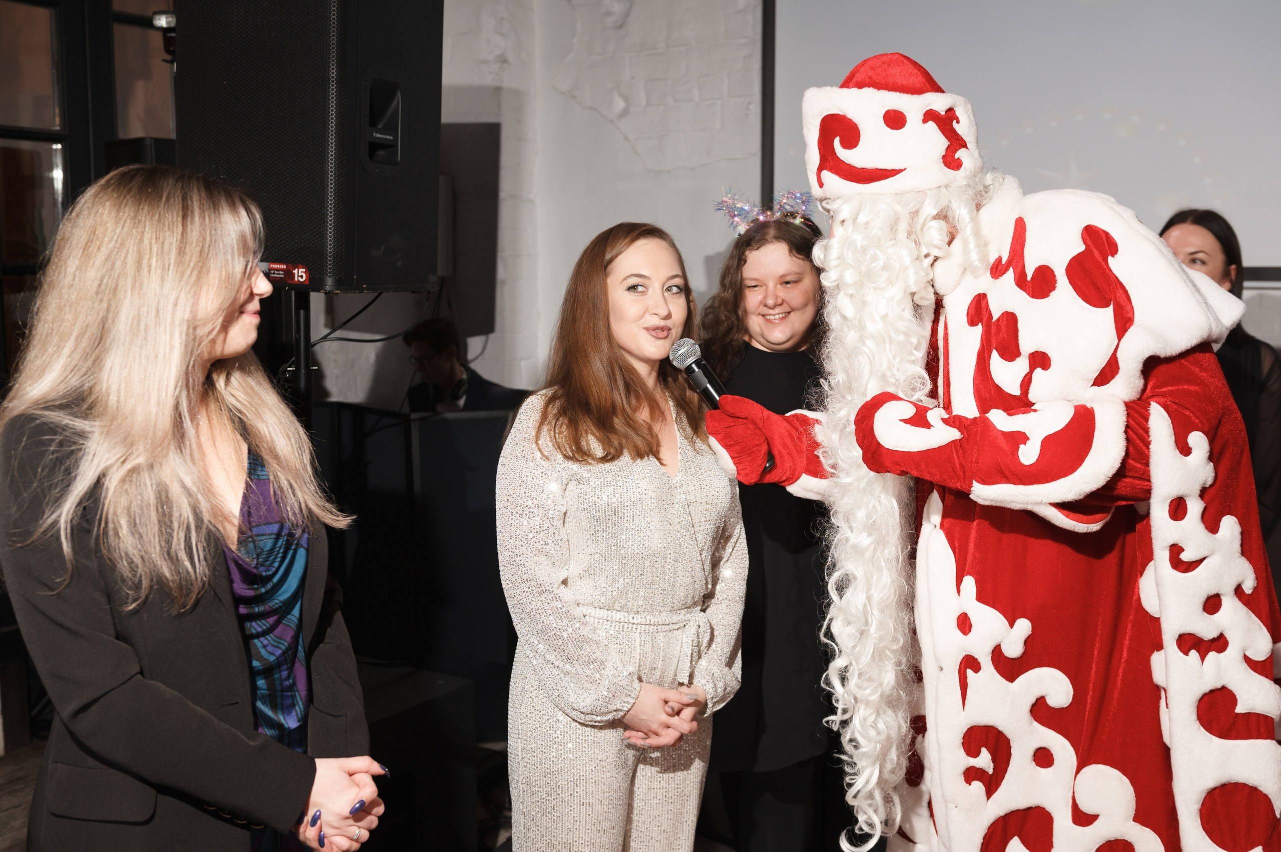 Новогодний корпоратив в стиле Неоновая вечеринка. Праздничное агентство ПИОН