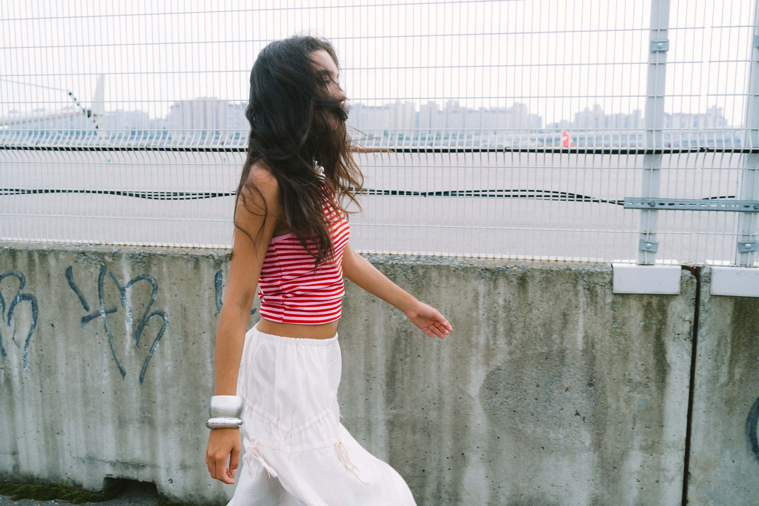 Динамичное фото, как девушка идет по улице, фото в стиле нью-йоркских кадров 90-х годов