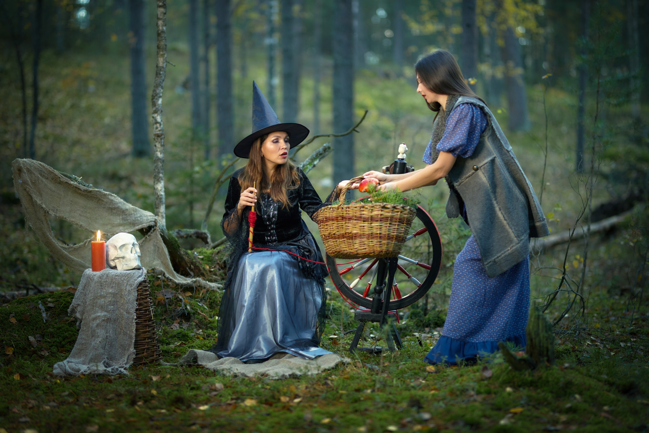 Ведьма сидит в лесу у прялки к которой пришла крестьянка