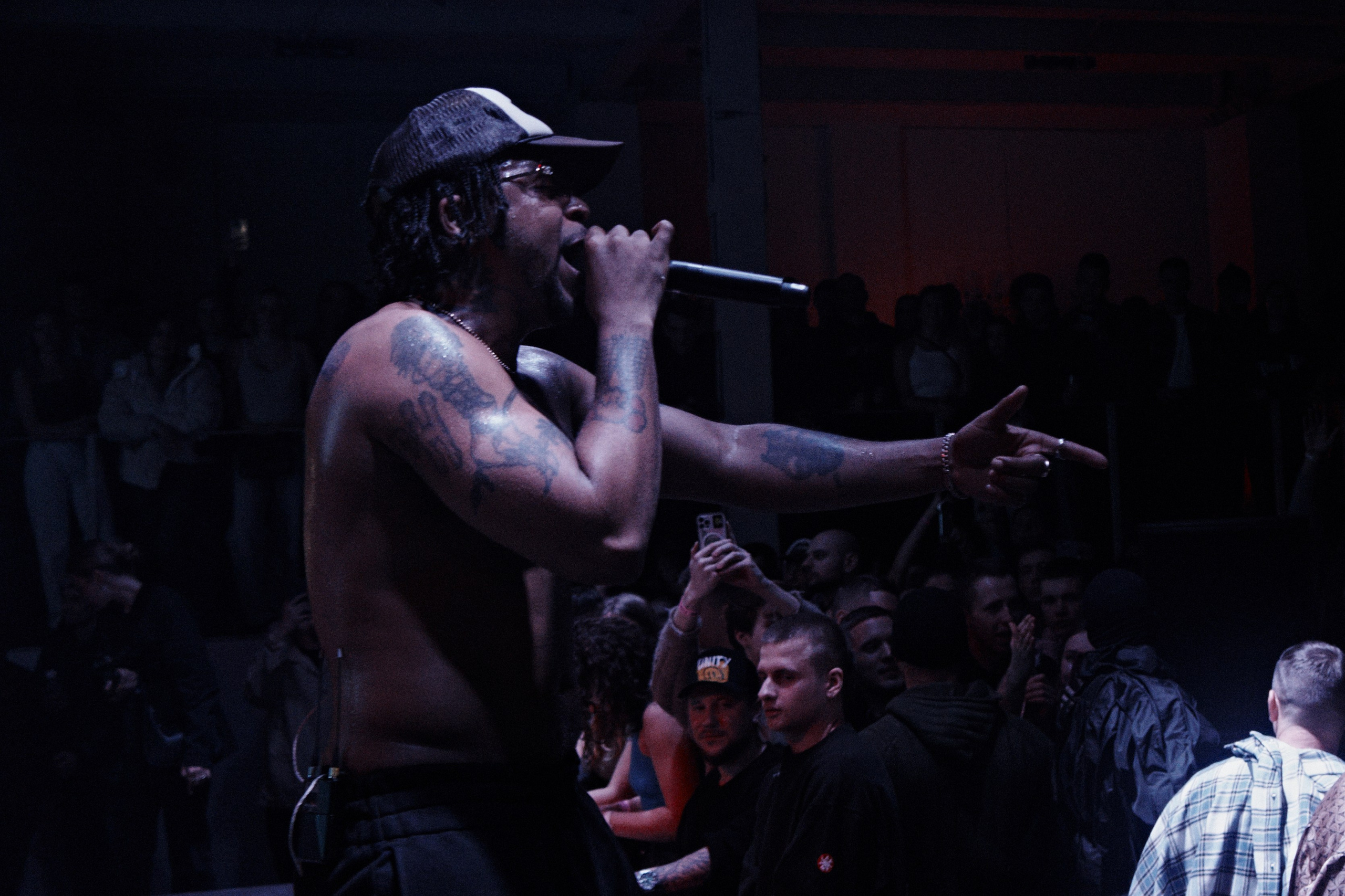 Azizi Gibson. NOIZOMAX Художественный фотограф в Дубай