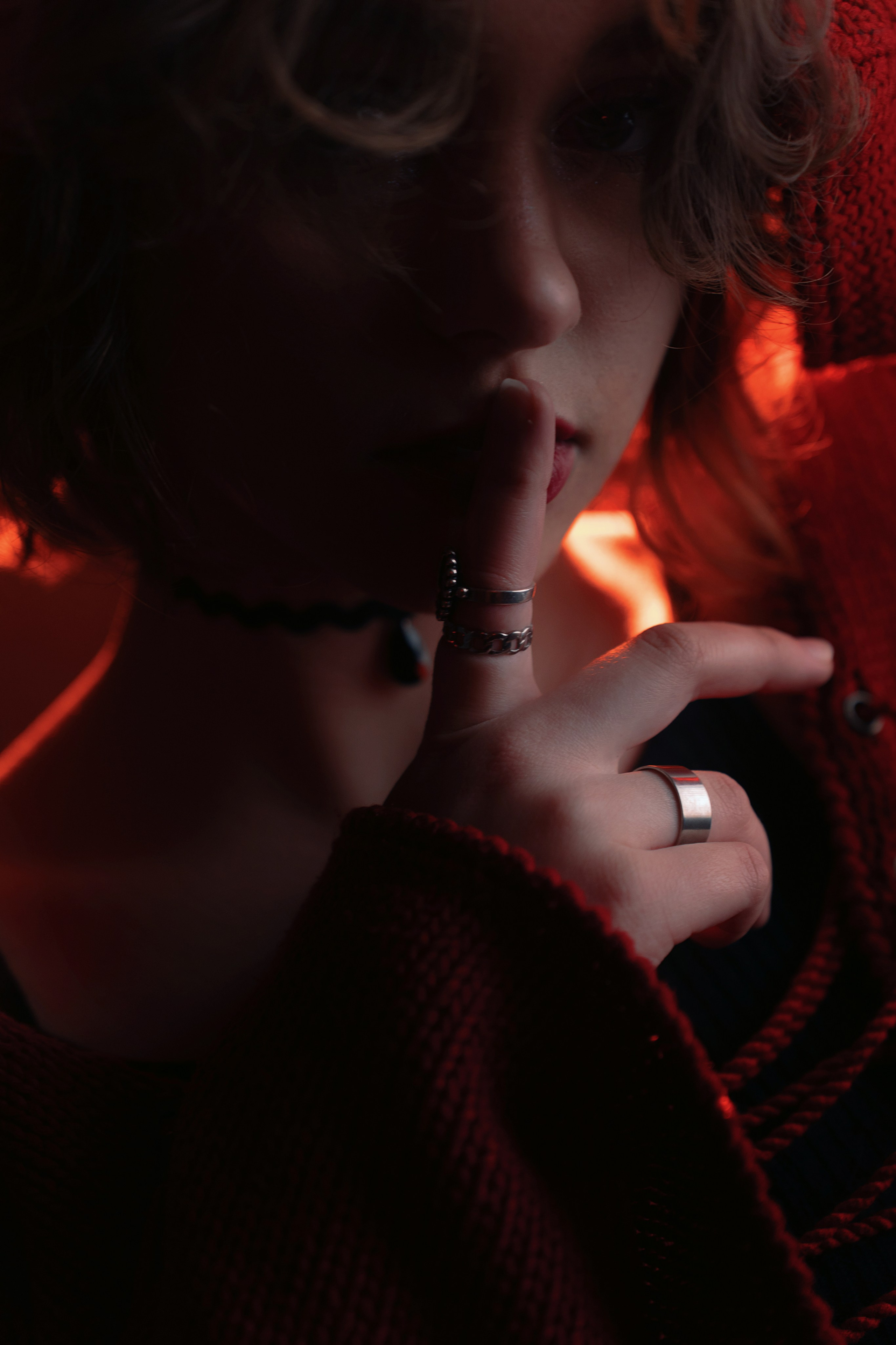 Студийная съемка с цветным светом. Главная