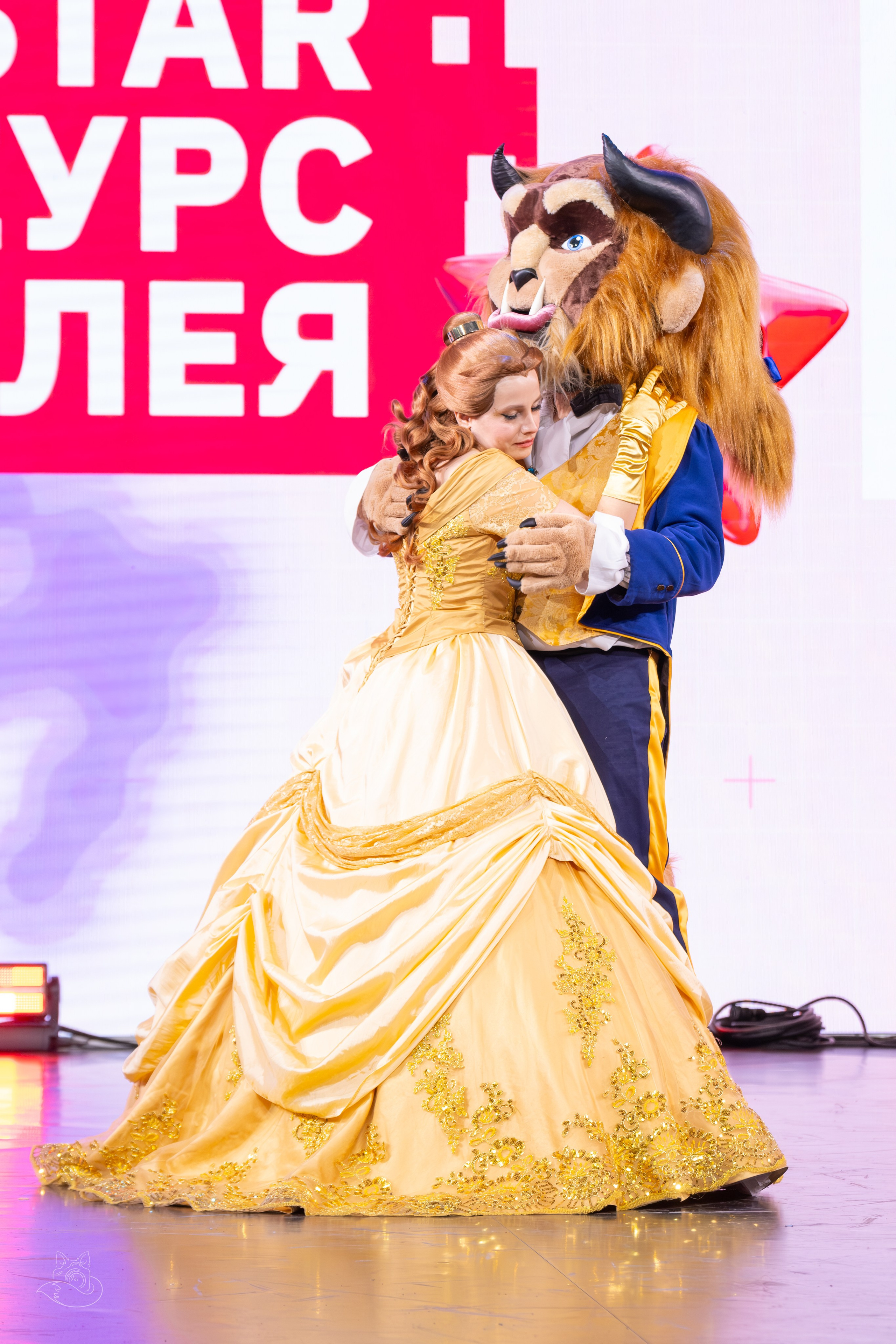 Сцена РЭД ЭКСПО 2024. Косплей фотограф