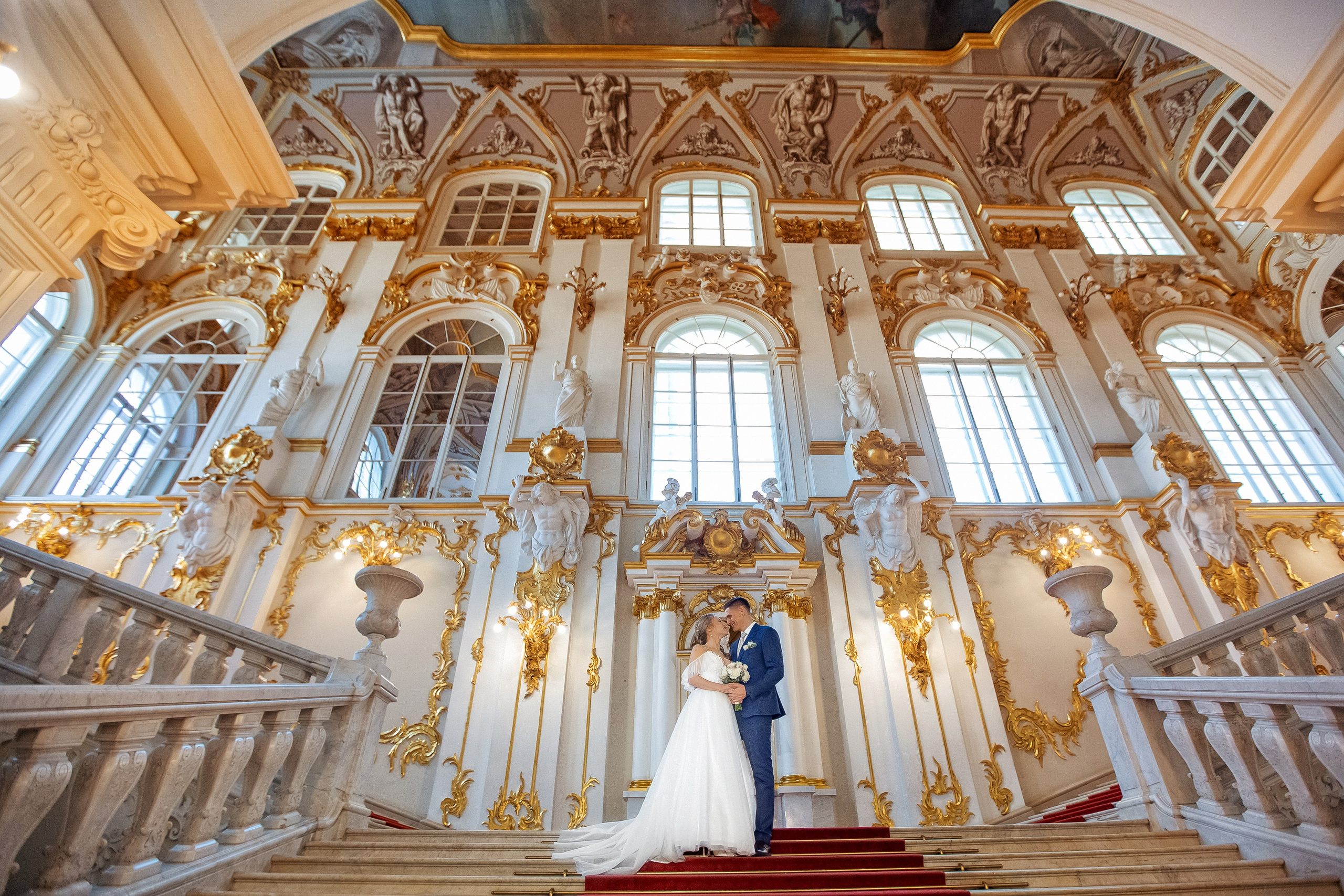 Свадебная фотосессия в Эрмитаже. Свадебный и семейный фотограф Алексей Аверин