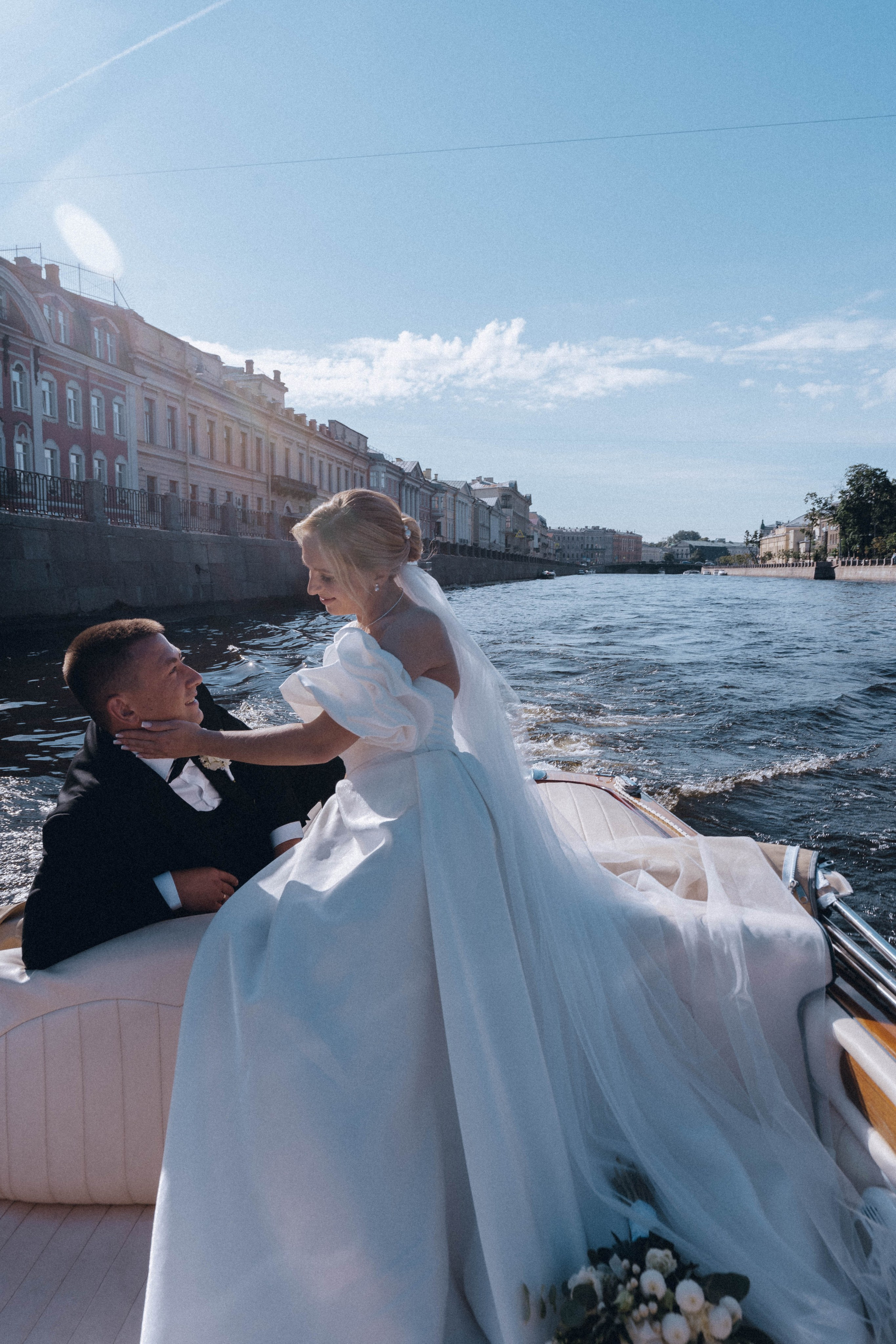 СВАДЕНБНАЯ СЬЕМКА НА КАТЕРЕ ПО КАНАЛАМ САНКТ-ПЕТЕРБУРГА И В АКВАТОРИИ НЕВЫ. Профессиональный фотограф, Санкт-Петербург — Виктория Богомолова