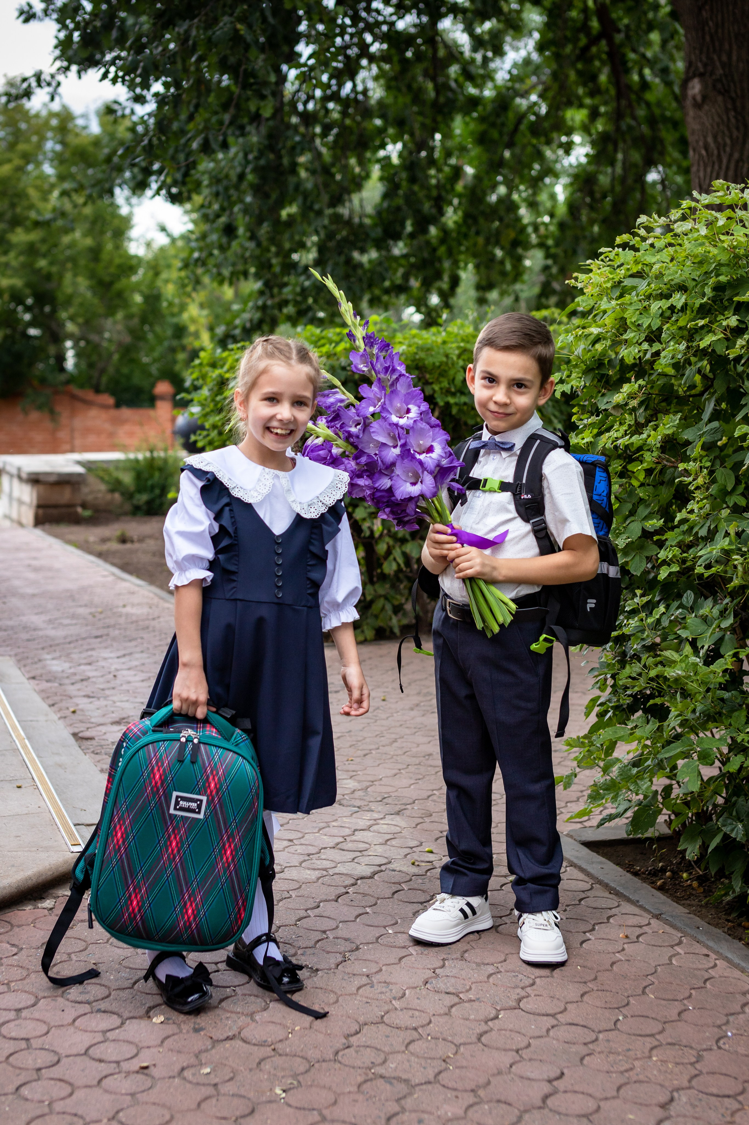 Рома и Белла идут в школу. Фотограф в Оренбурге. Профессиональный фотограф