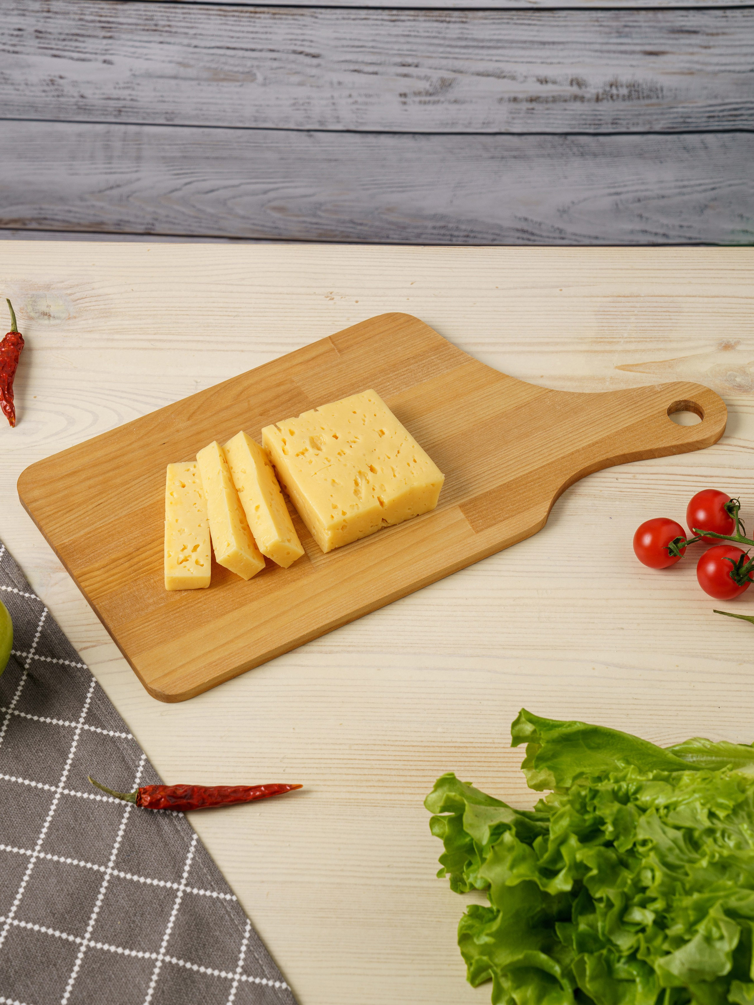 красиво нарезанный сыр