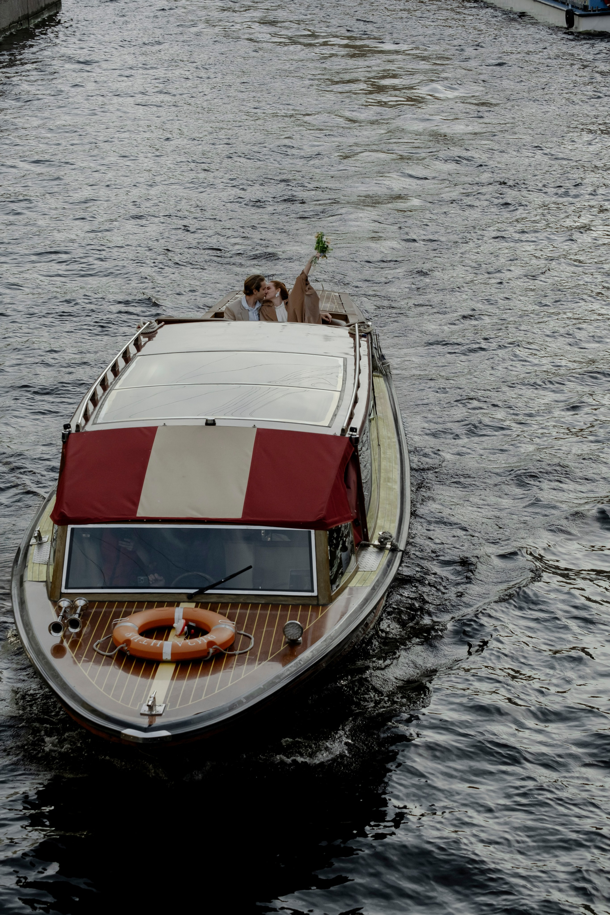 СВАДЕНБНАЯ СЬЕМКА НА КАТЕРЕ ПО КАНАЛАМ САНКТ-ПЕТЕРБУРГА И В АКВАТОРИИ НЕВЫ. Профессиональный фотограф, Санкт-Петербург — Виктория Богомолова