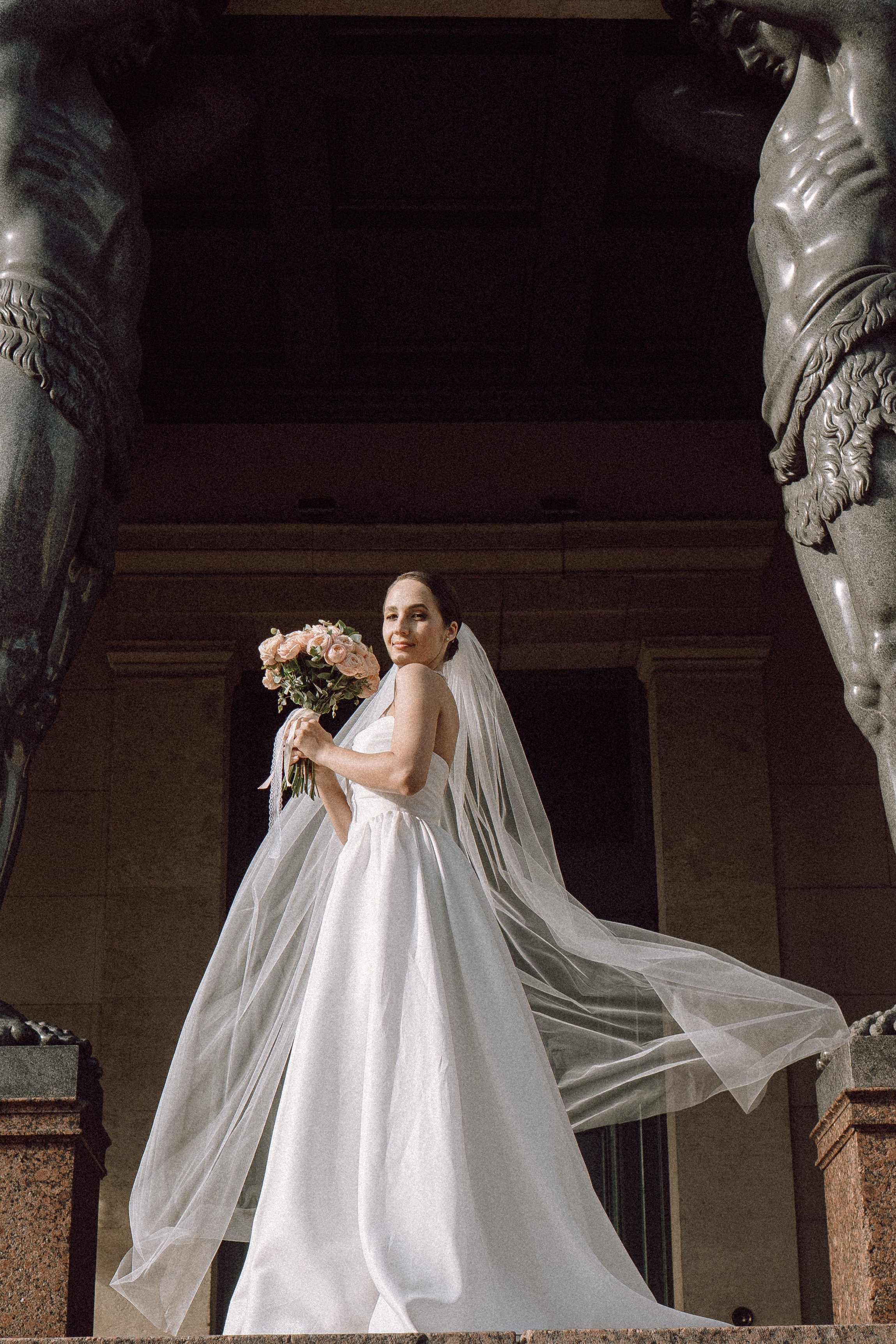 СВАДЕБНАЯ ПРОГУЛКА В САНТК-ПЕТЕРБУРГЕ (ИСАКИЕВСКИЙ СОБОР, ЗИМНЯЯ КАНАВКА, ЭРМИТАЖ И БОЛЬШАЯ МОРСКАЯ УЛИЦА). Профессиональный фотограф, Санкт-Петербург — Виктория Богомолова