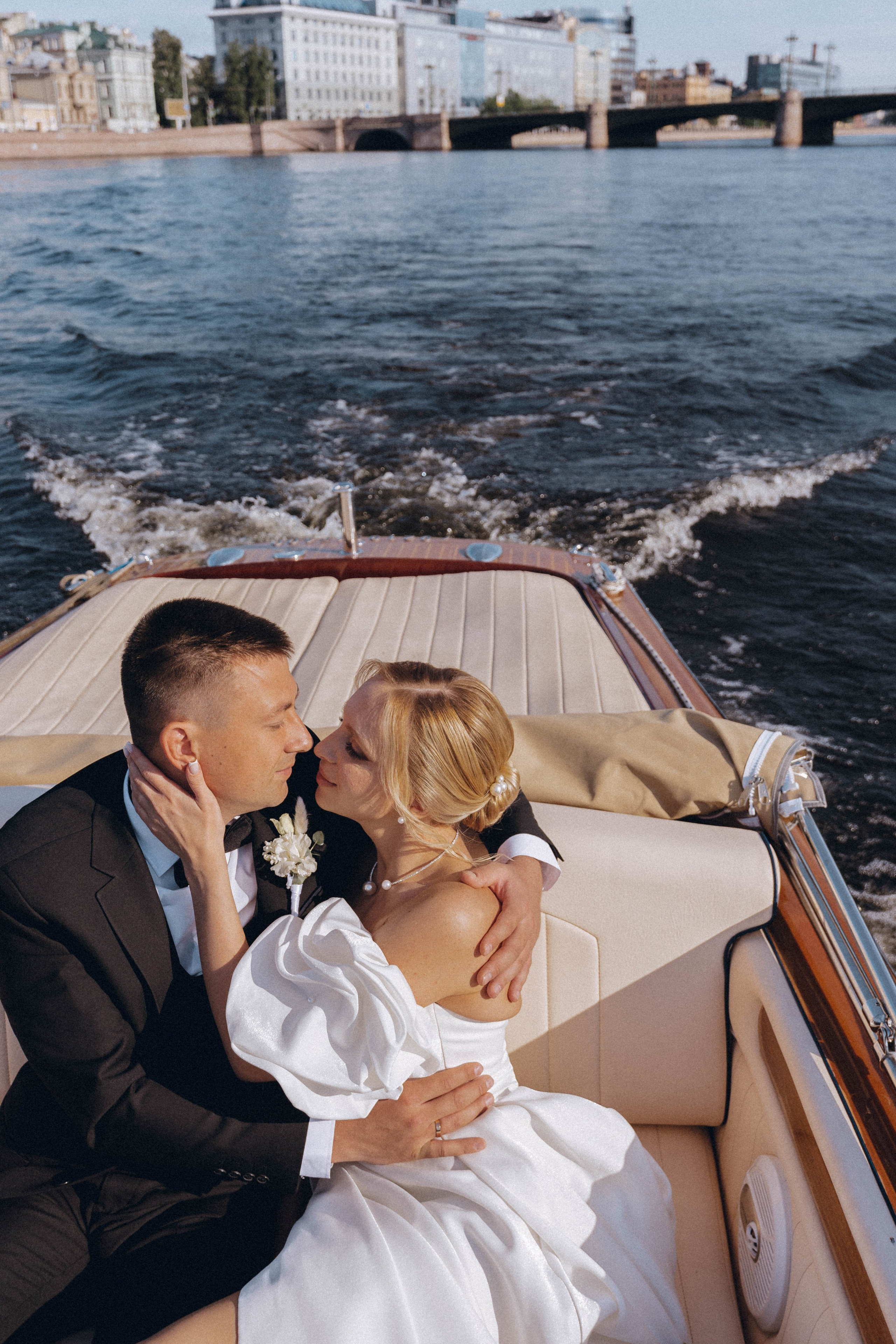 СВАДЕНБНАЯ СЬЕМКА НА КАТЕРЕ ПО КАНАЛАМ САНКТ-ПЕТЕРБУРГА И В АКВАТОРИИ НЕВЫ. Профессиональный фотограф, Санкт-Петербург — Виктория Богомолова