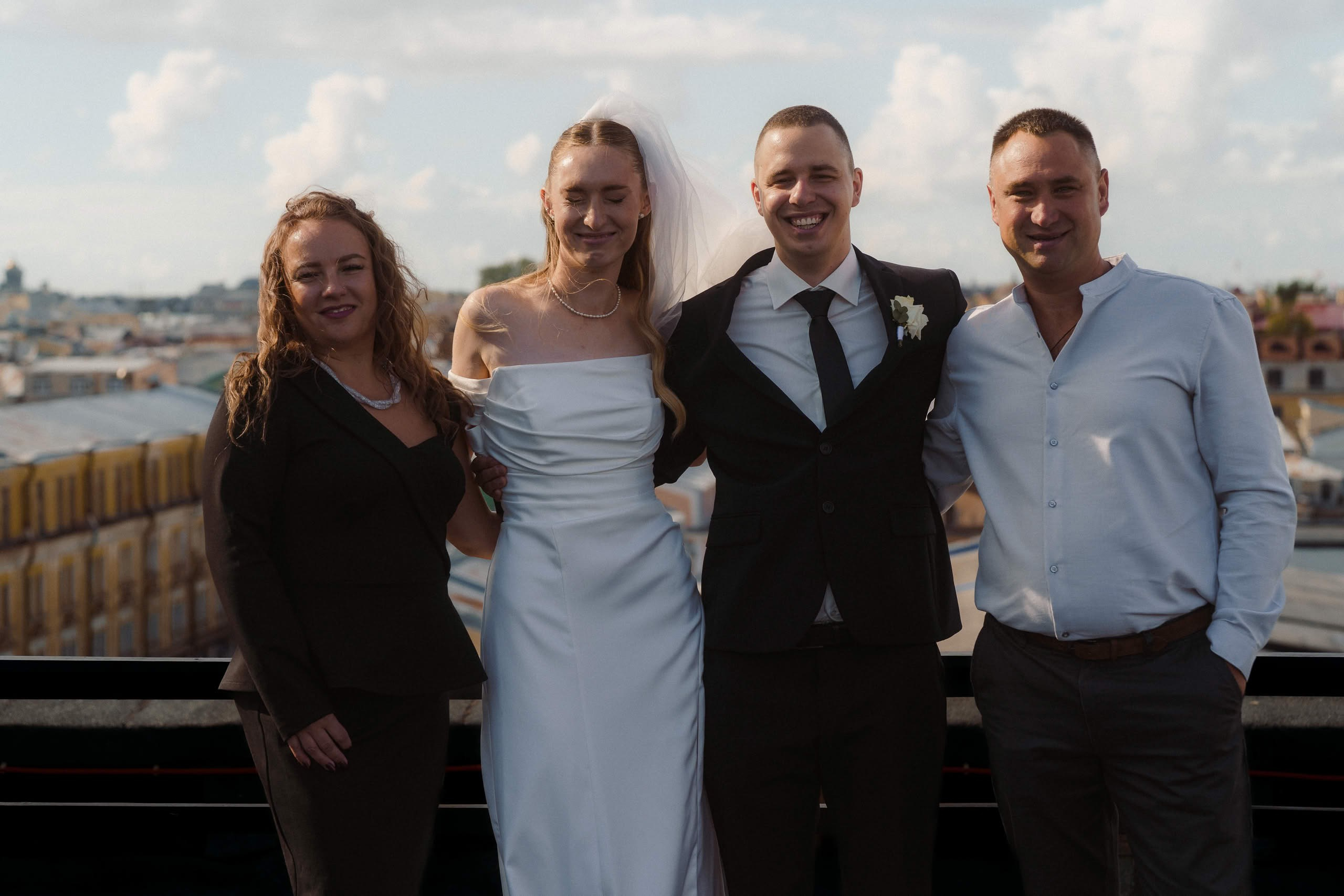 Анна и Илья с друзьями на крыше Event Rest — свадебная прогулка на закате