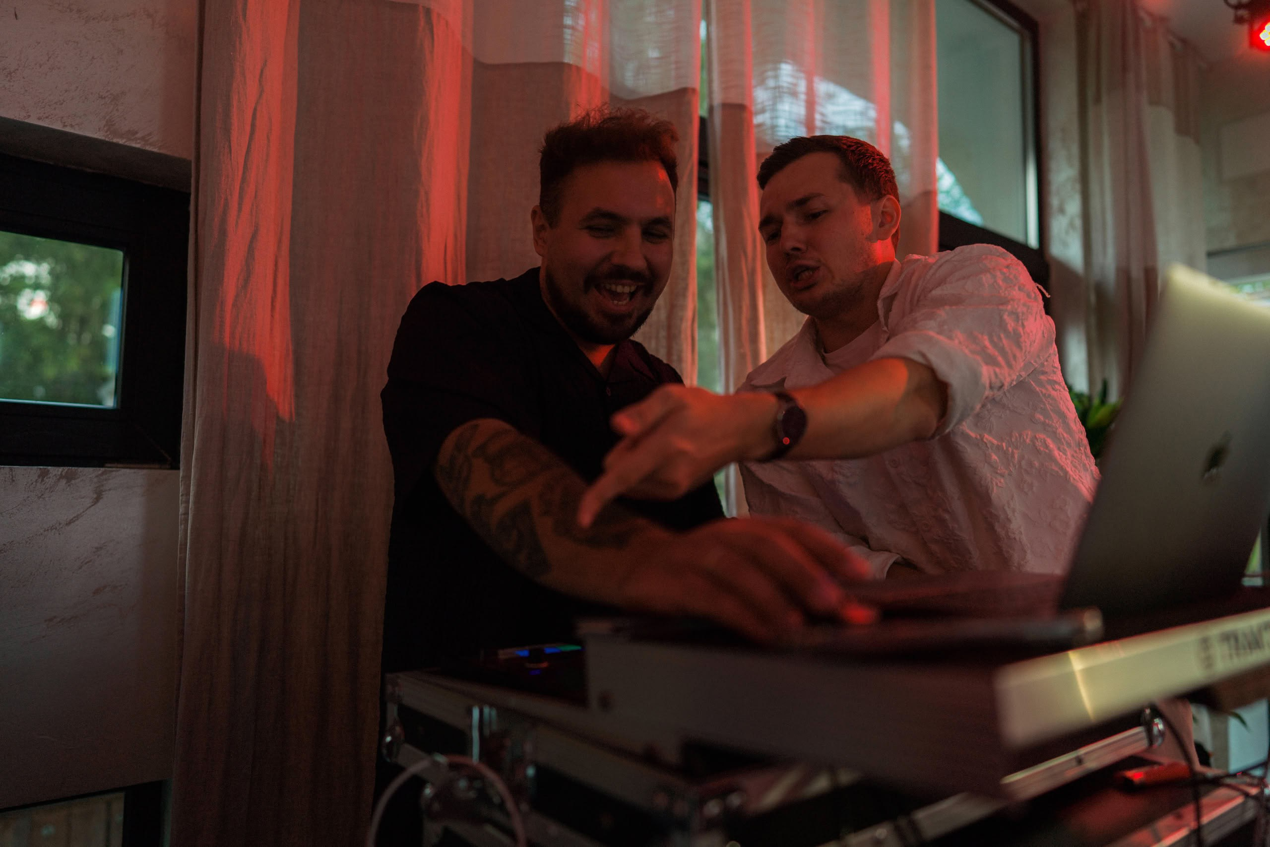 Арина и Илья — свадьба в Петербурге, цифра и плёнка. Свадебный фотограф Дмитрий Родионов — Санкт-Петербург и Ленинградская область