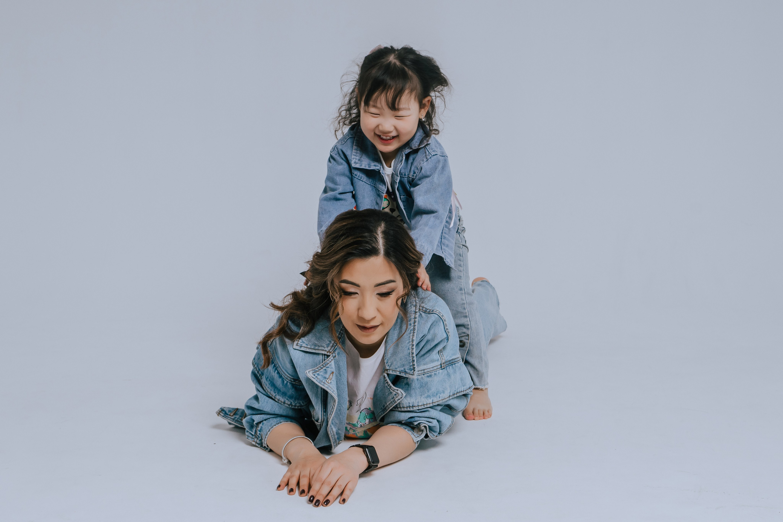 Ира и Аня. Фотограф Ярмишко Дарья. Выпускные фотокниги