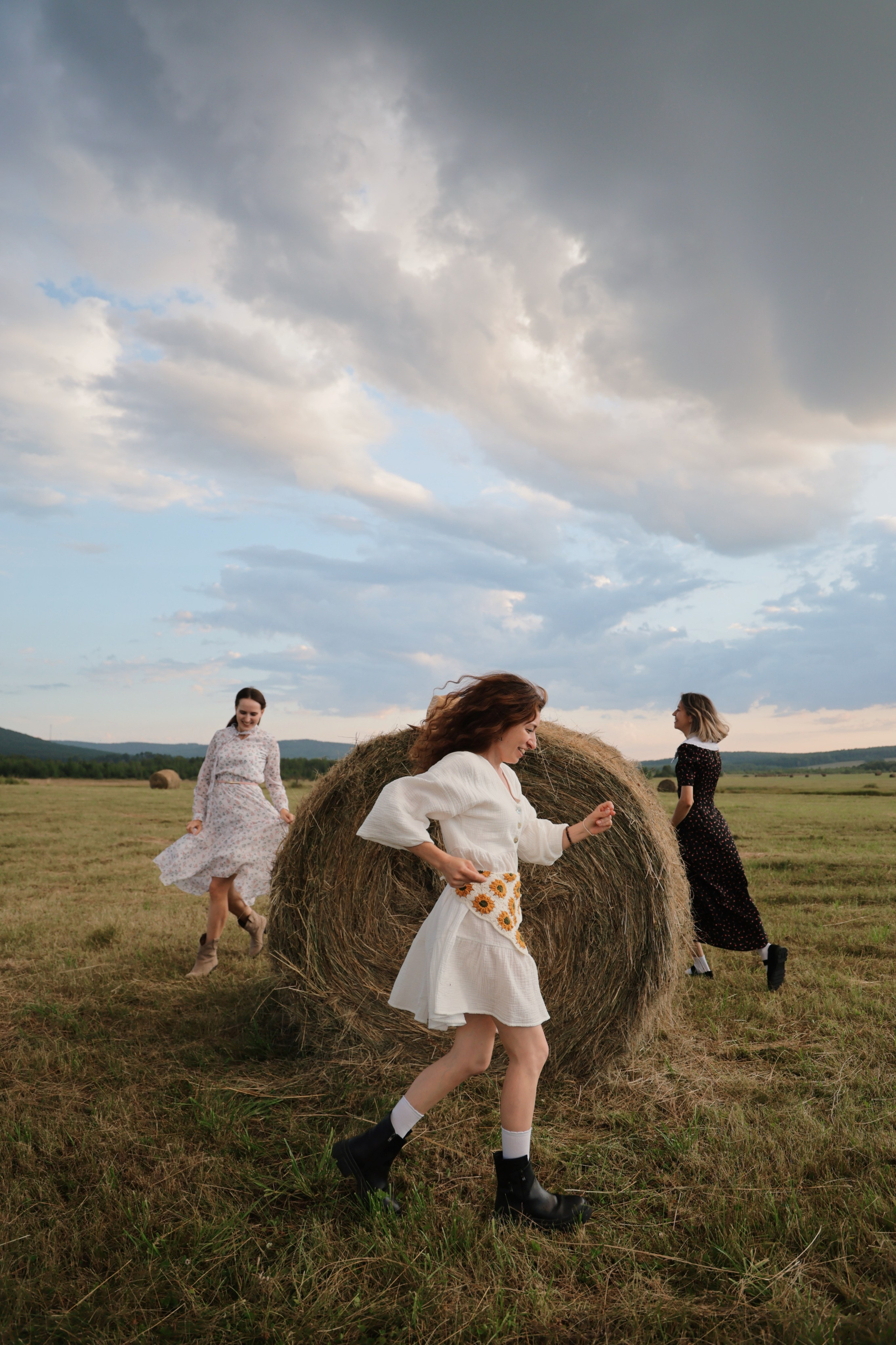 Три девицы на сене). Фотограф Марсель Батыршин