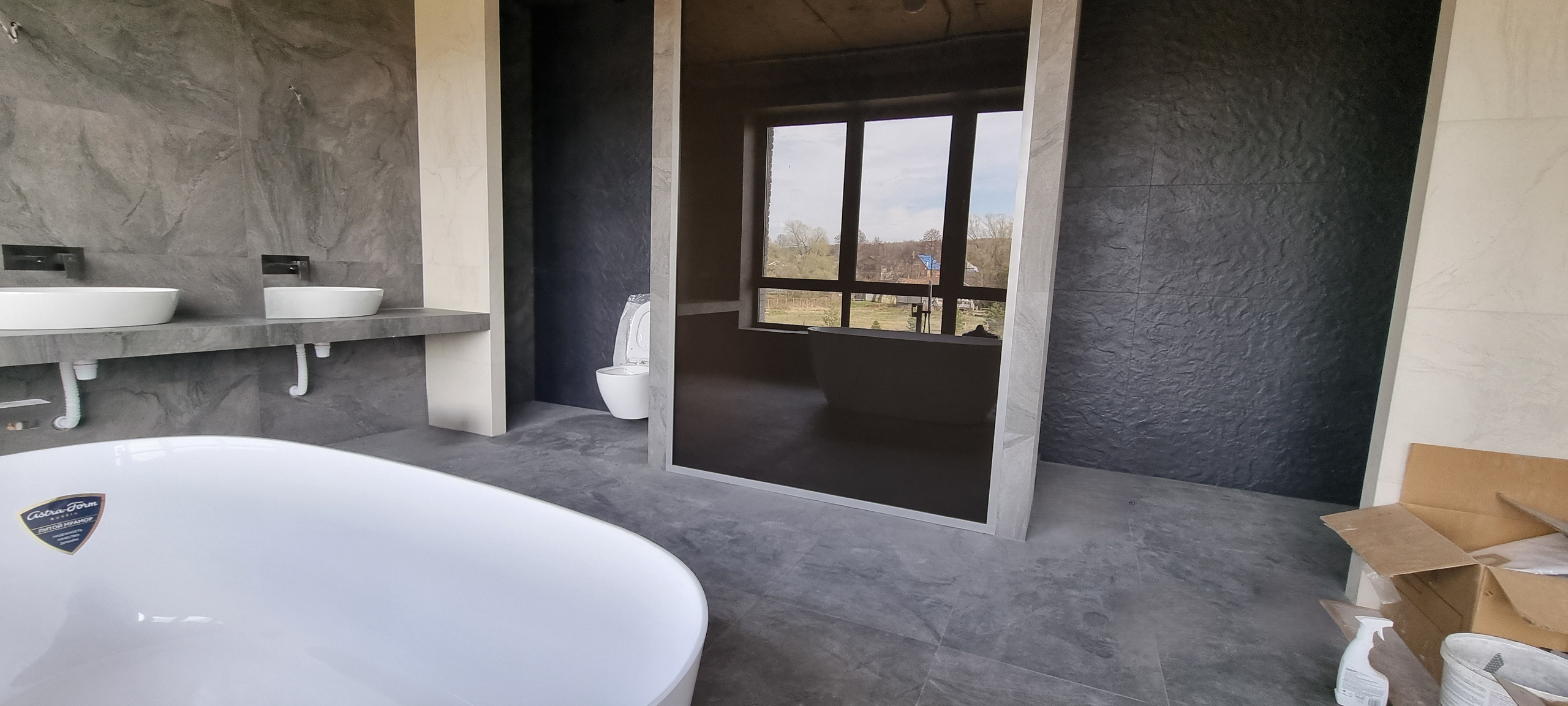  Полный обзор ванной комнаты: ванна, раковины, унитаз и душевая зона