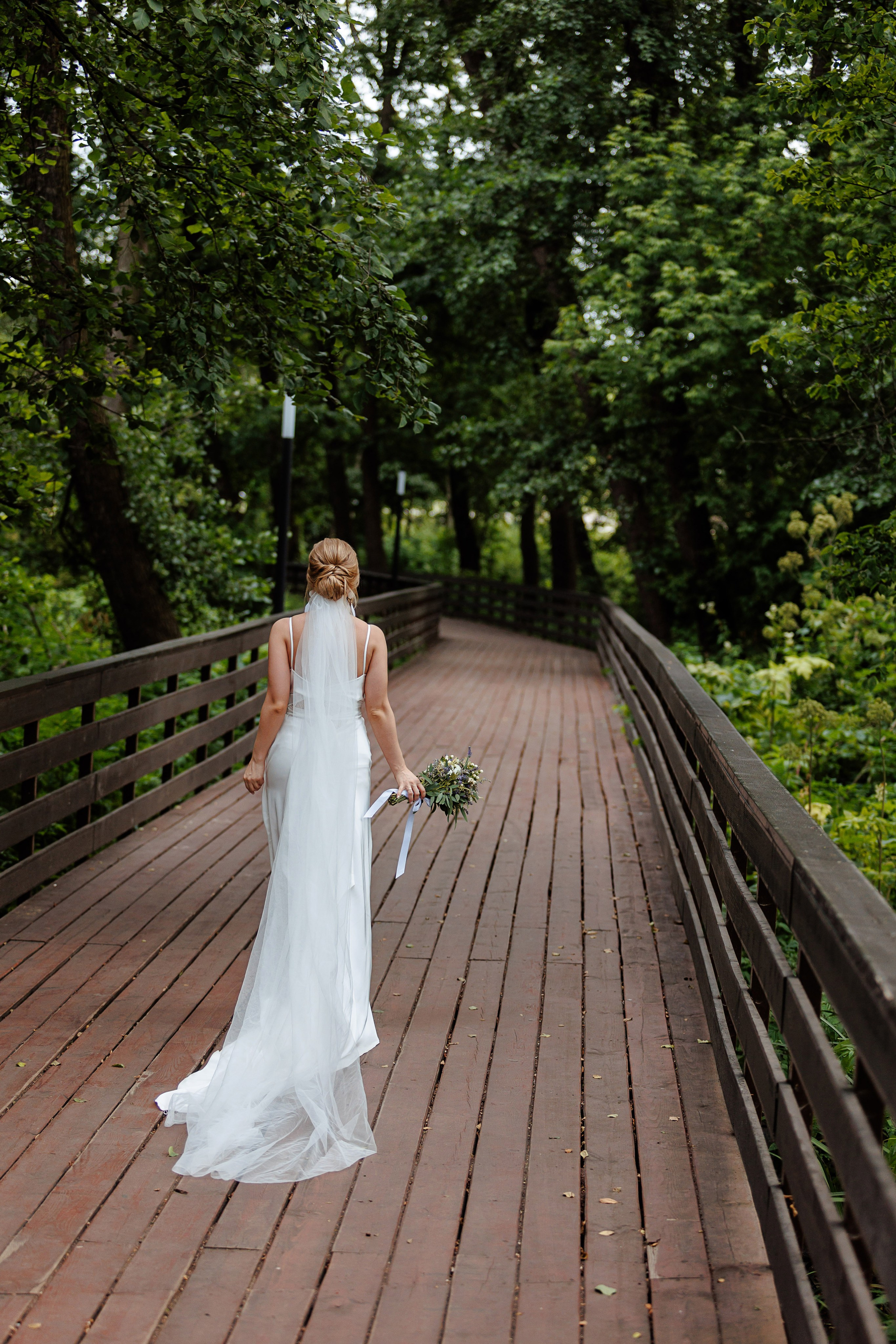 Невста с длинной фатой идёт по набережной в Воронеже