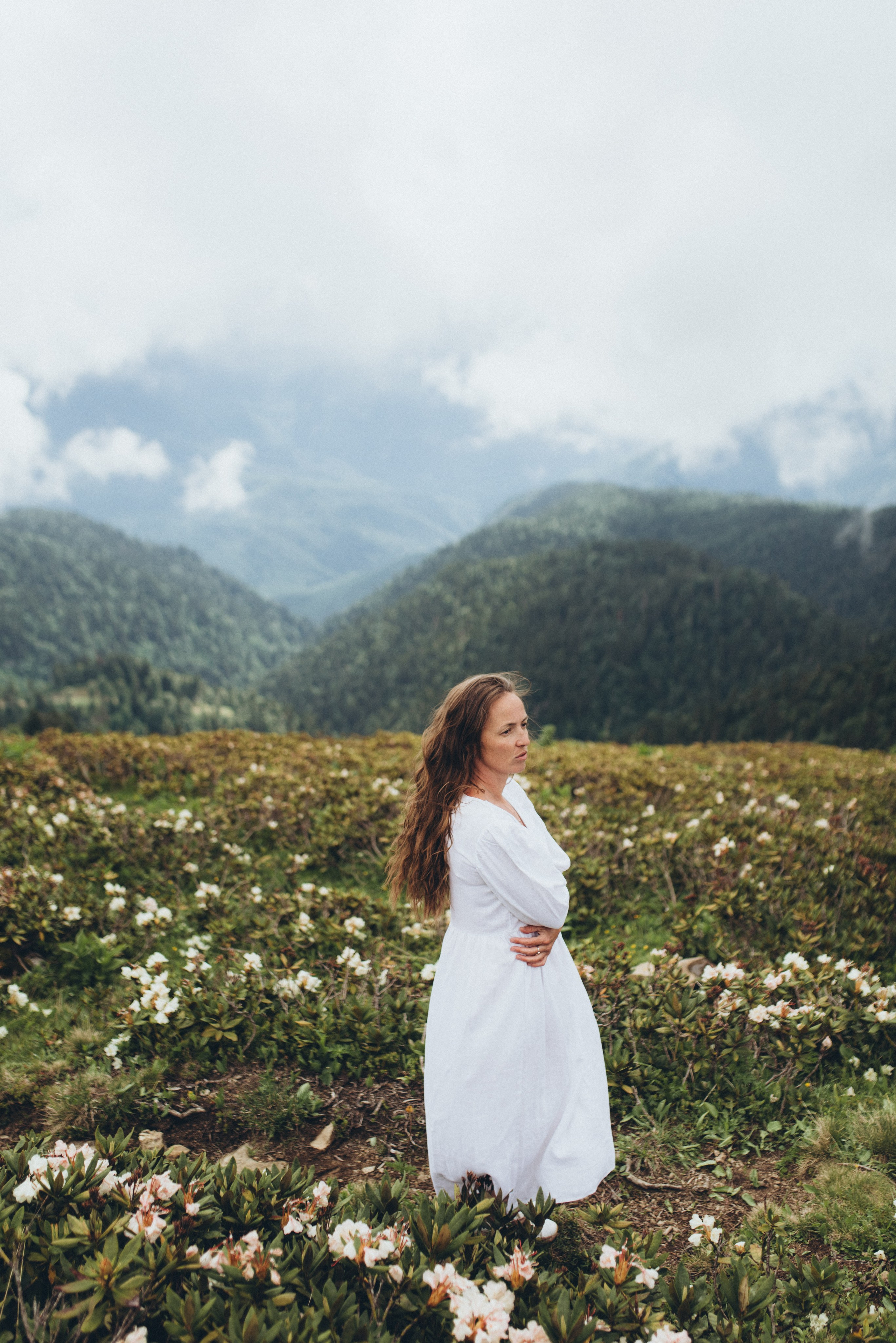 Фотосессия в горах Красной поляна Сочи цветение рододендрона. Фотограф в Сочи — Маргарита Поганова