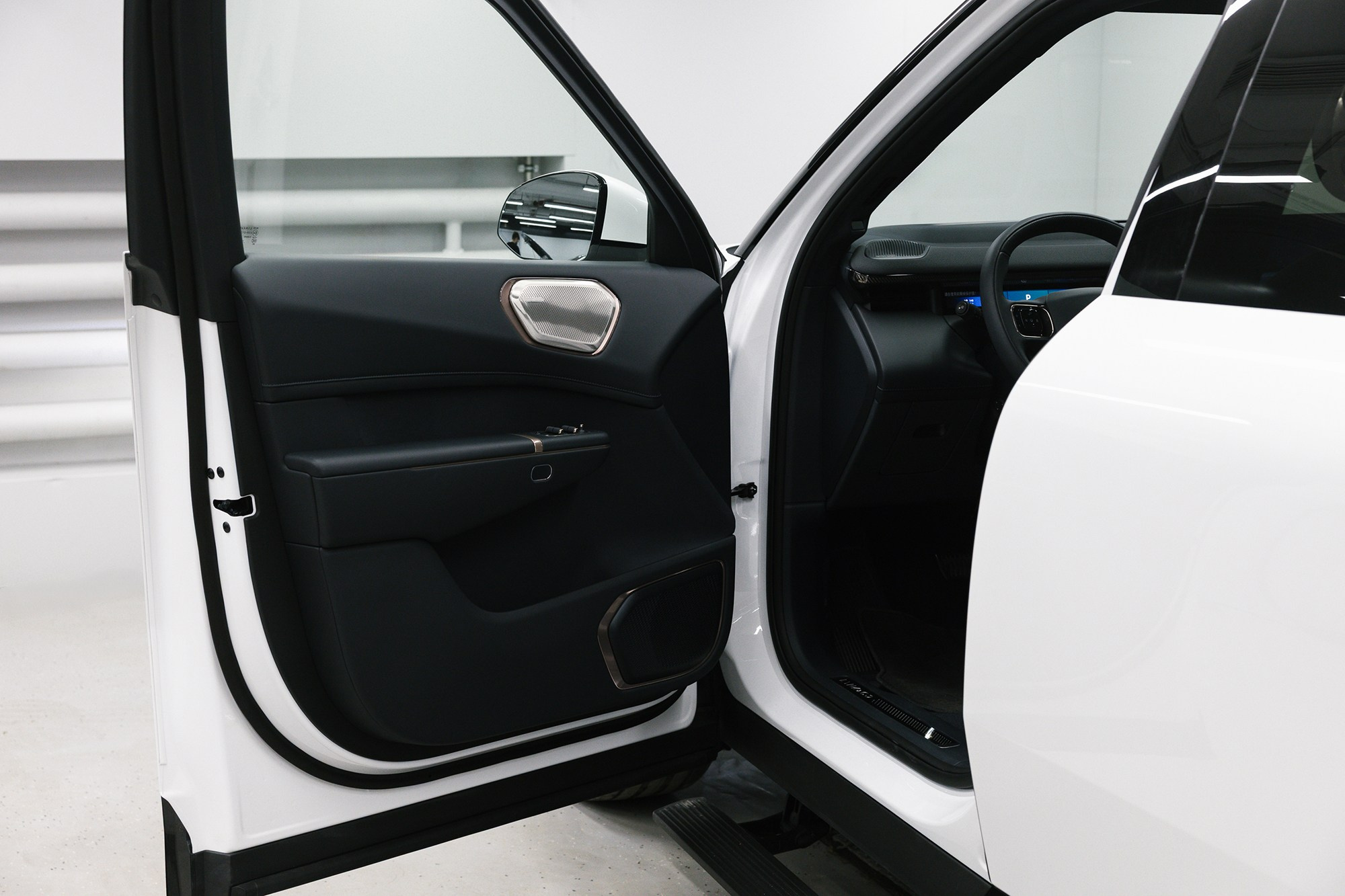 Lynk & Co 900 Ultra 2,0hyb 4WD AT (734 л. с.). Автосалон «Х-Авто»