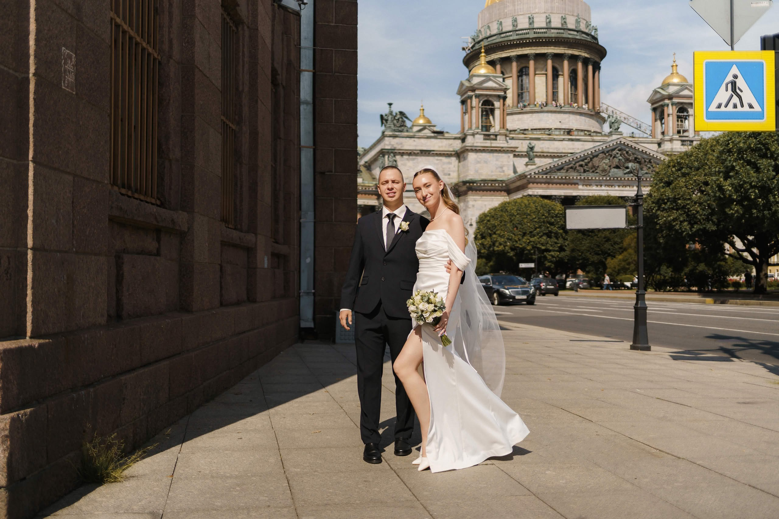 Анна и Илья на улице с видом на Исаакиевский собор — свадебная фотосессия СПб