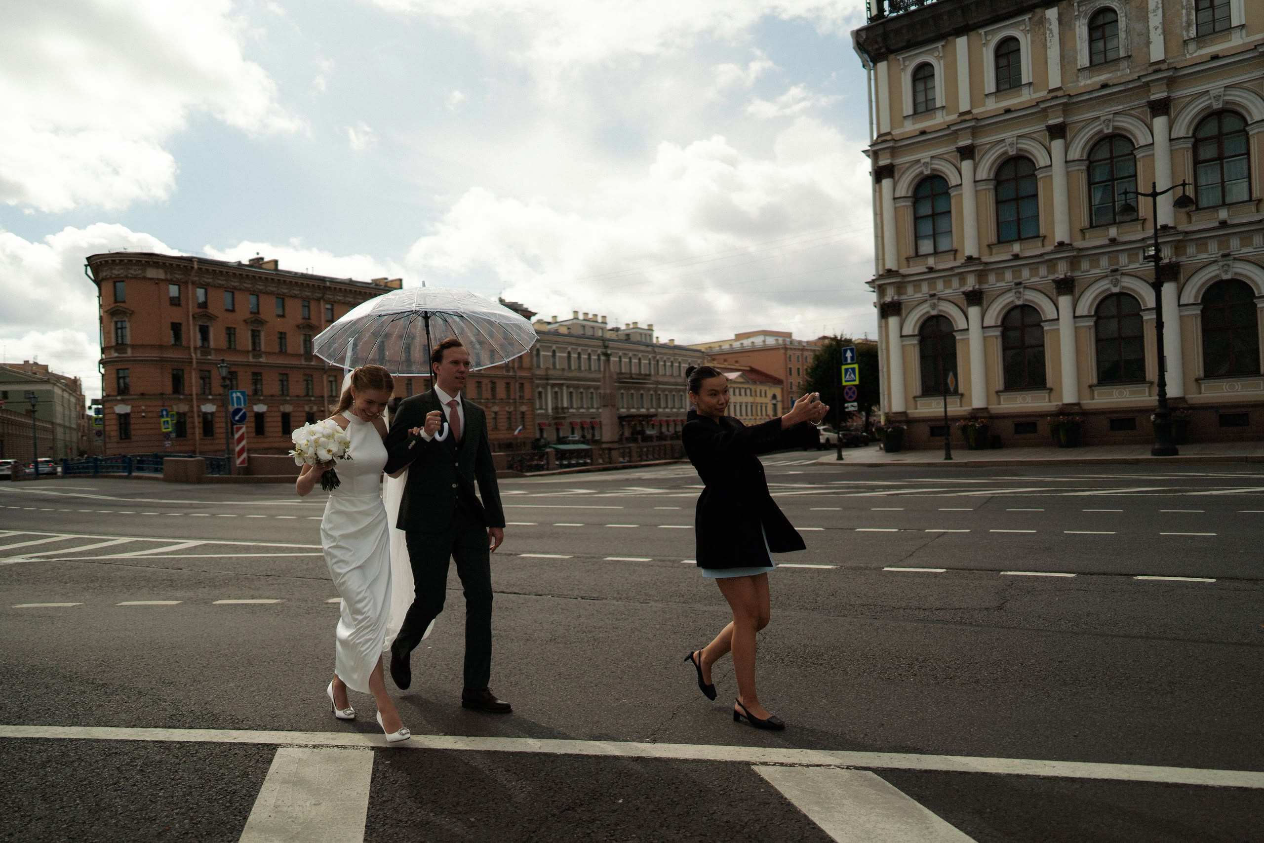 Арина и Илья идут по площади у Исаакия, городская атмосфера Петербурга.