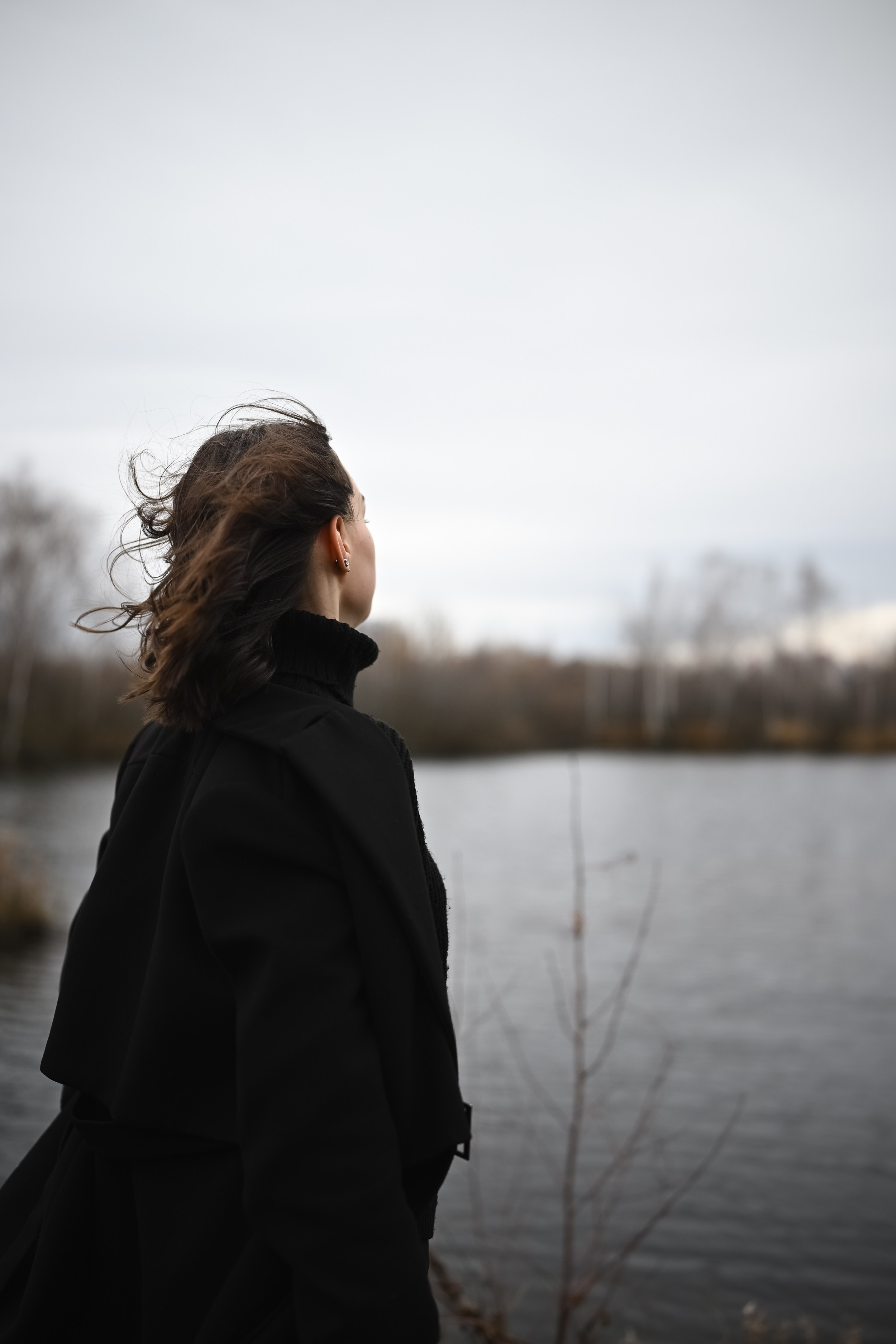 Осенняя прогулочная фотосессия у воды в Казани с акцентом на природные оттенки и настроение