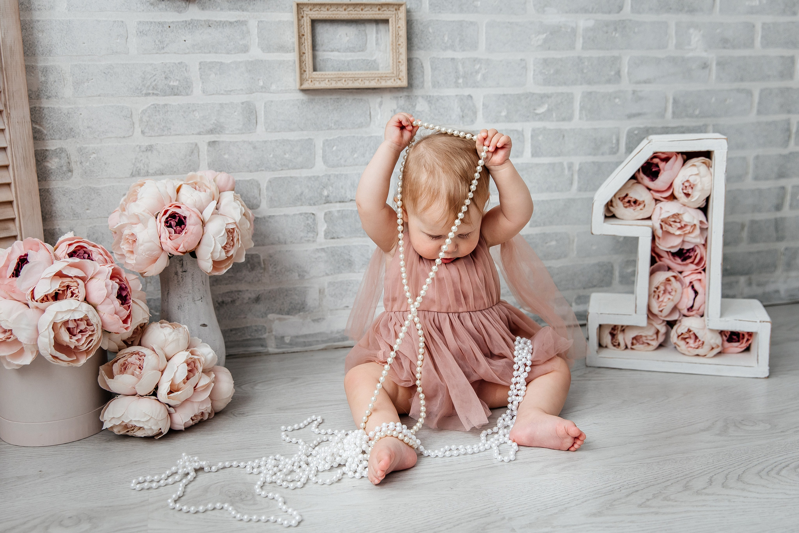 Минимализм (единичка, буквы-кубики, отдельный реквизит на фоне). Детский фотограф, выпускные альбомы в Нижнем Новгороде Бодягина Мария