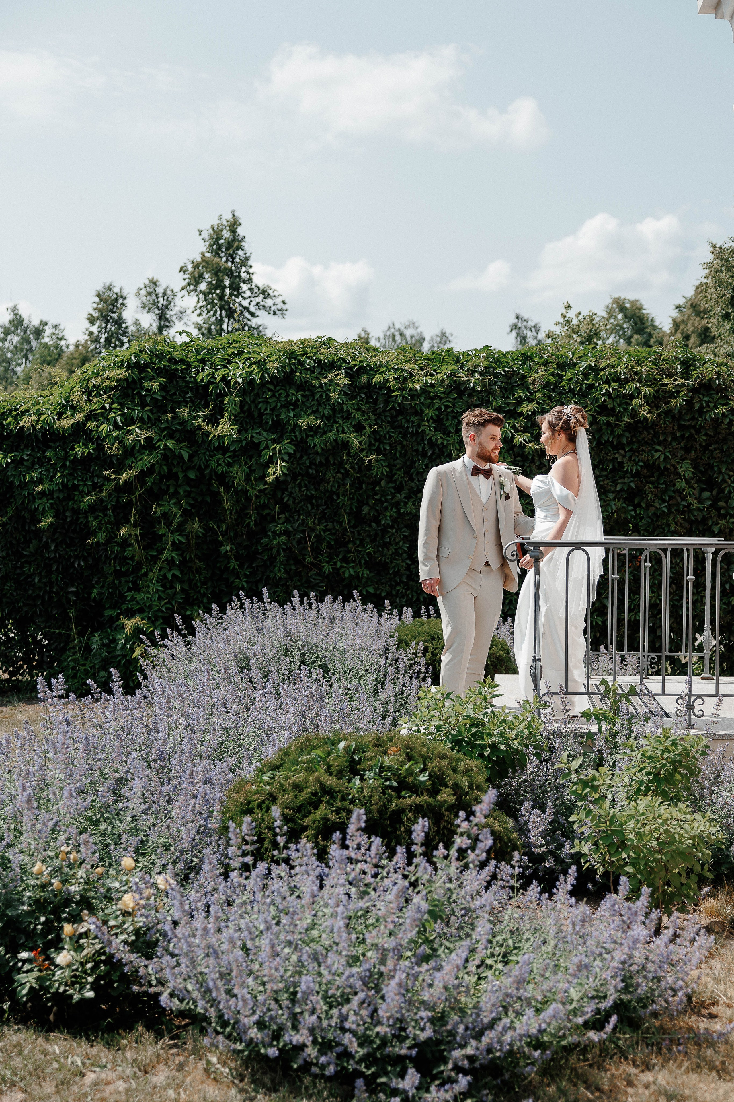 Жених и невеста в саду Замка Ольденбургских в Воронеже
