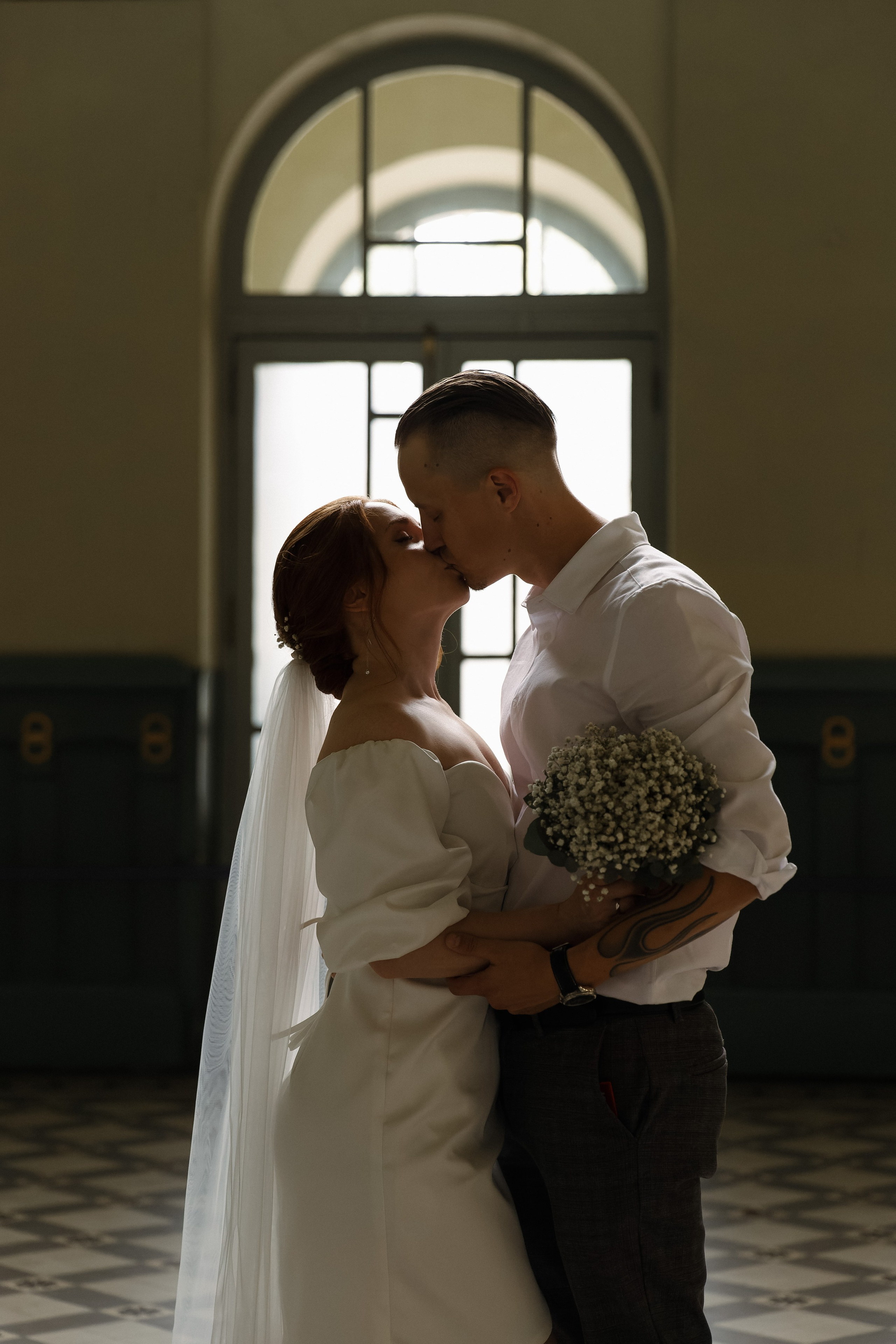 Кристина и Артем — свадебная съемка на Витебском вокзале. Свадебный и портретный фотограф в Санкт-Петербурге Анна Демьянова