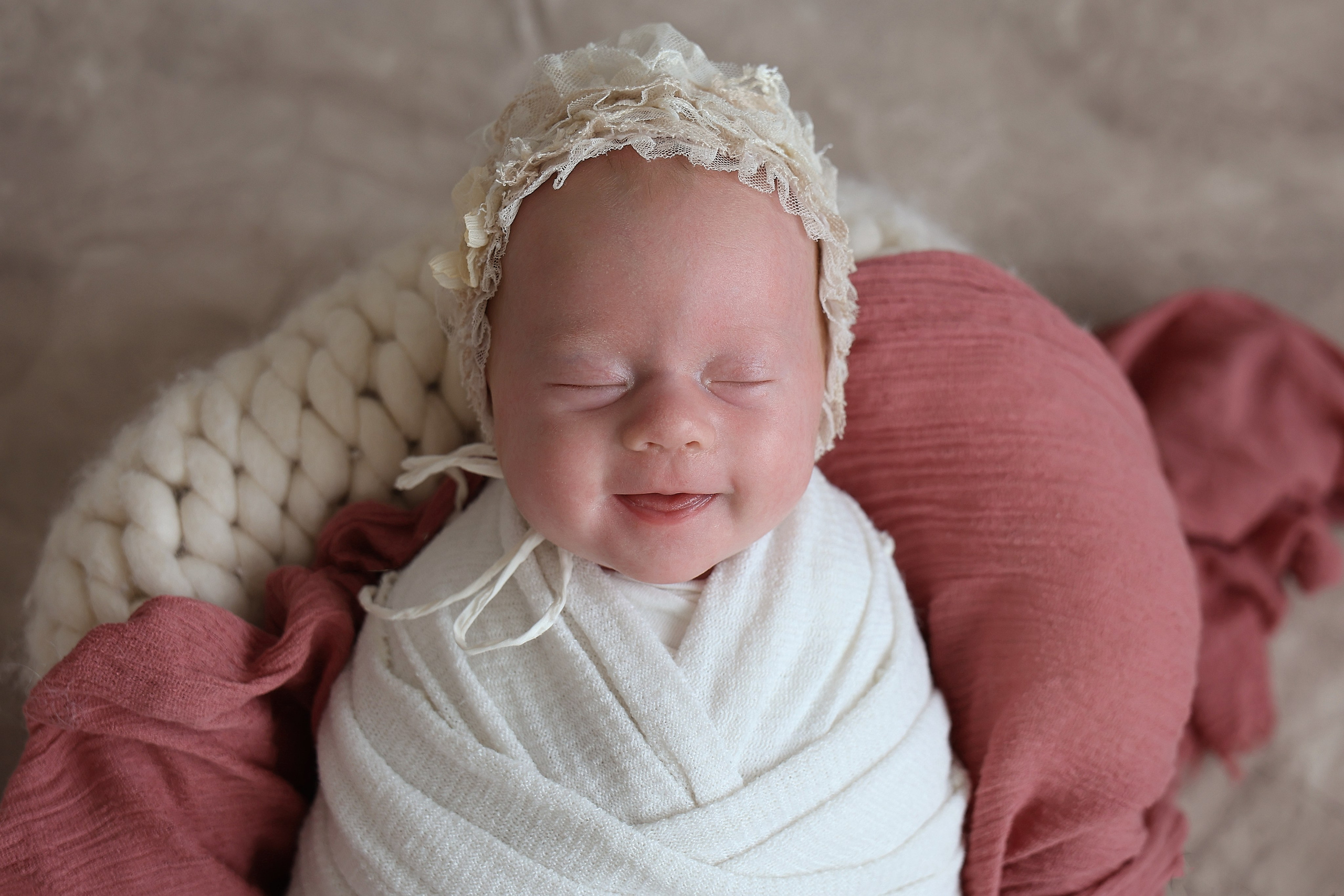 Съемка в стиле ньюборн с мамой. Фотосъемка выписки из роддома в Москве, заказать фотографа на выписку ньюборн съемка в роддоме newborn фотограф в Юдино