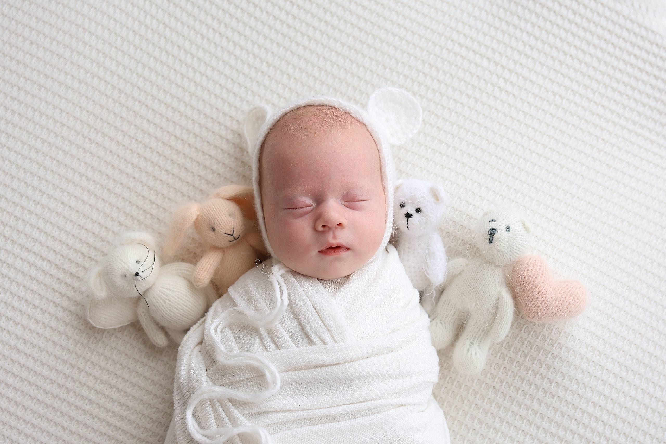 Съемка в стиле ньюборн с мамой. Фотосъемка выписки из роддома в Москве, заказать фотографа на выписку ньюборн съемка в роддоме newborn фотограф в Юдино