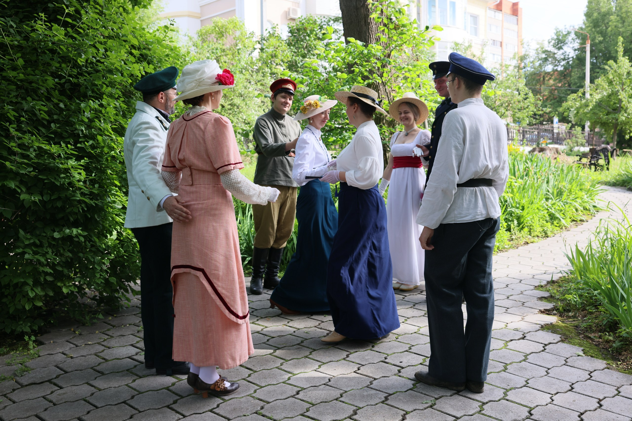 Усадьба Вересаева. Гости в саду. Фотограф в Туле Крупский АнДРей. Фотостудия «КАДР71» в Туле