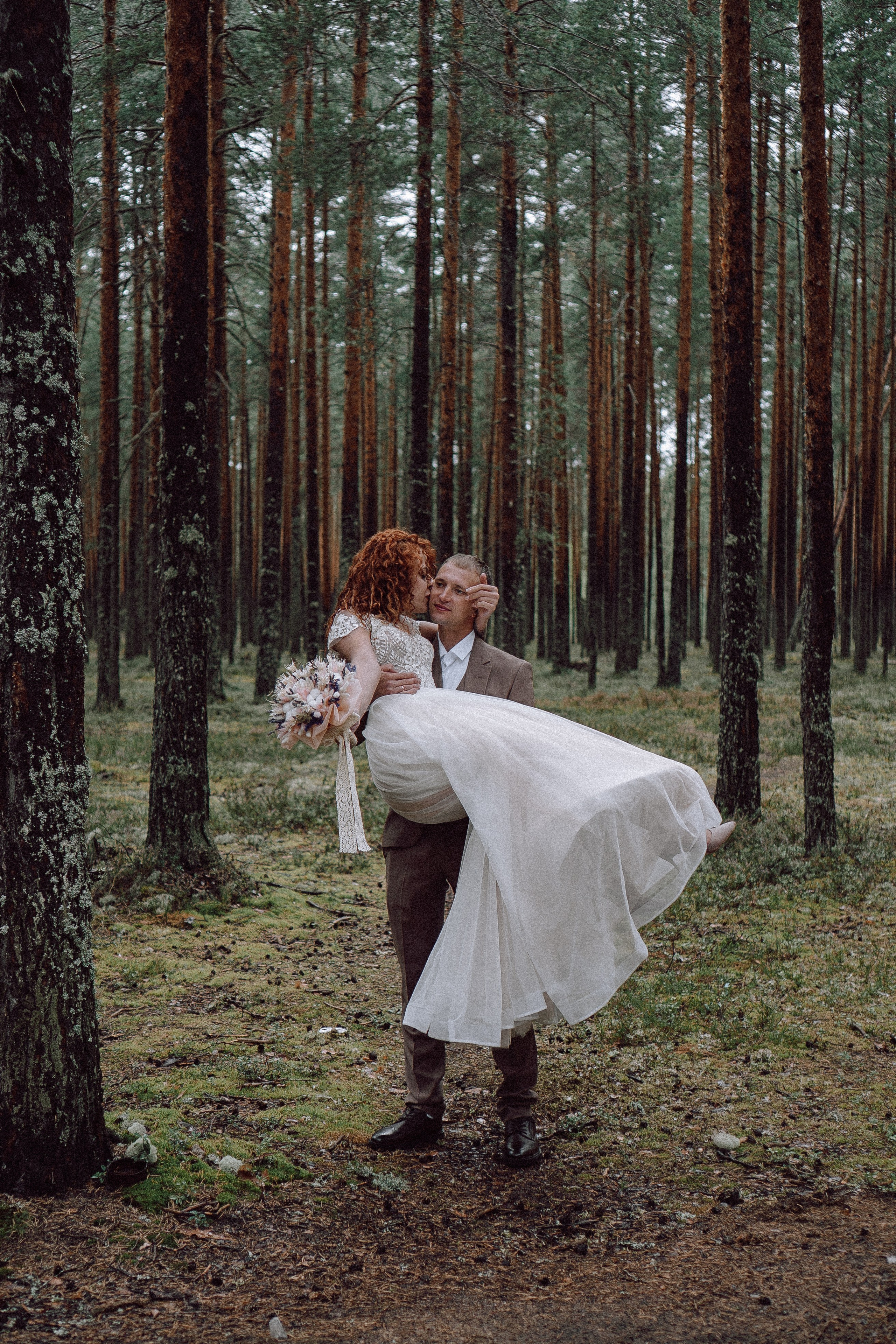 СВАДЕБНАЯ ФОТОСЕССИИЯ ПАРЫ В ГОРОДЕ ПРИОЗЕРСК В СОСНОВОМ ЛЕСУ И С ПИКАПОМ. Профессиональный фотограф, Санкт-Петербург — Виктория Богомолова