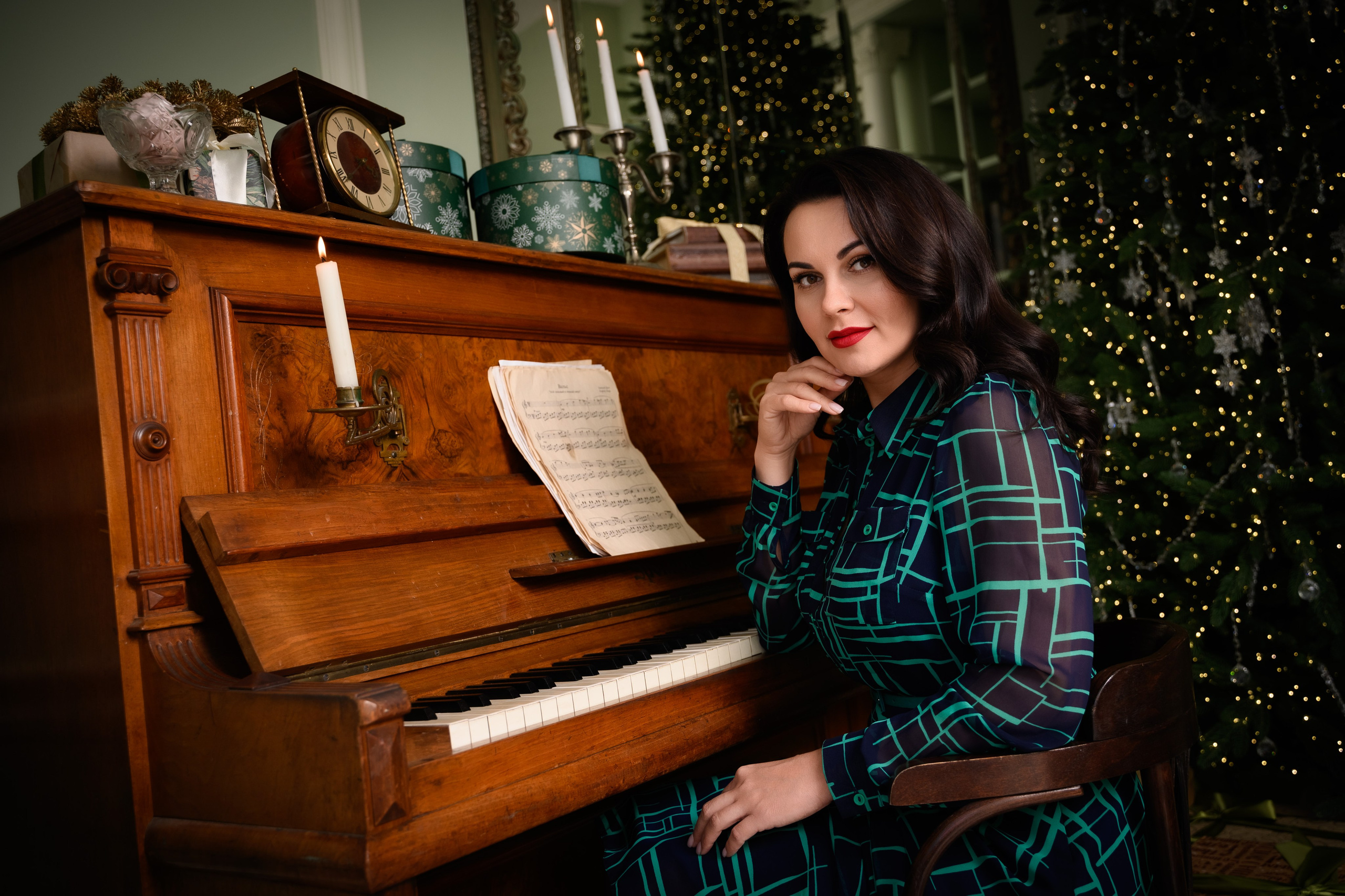 Женская портретная фотосессия в студии с красивым интерьером в платье с прической и макияжем.