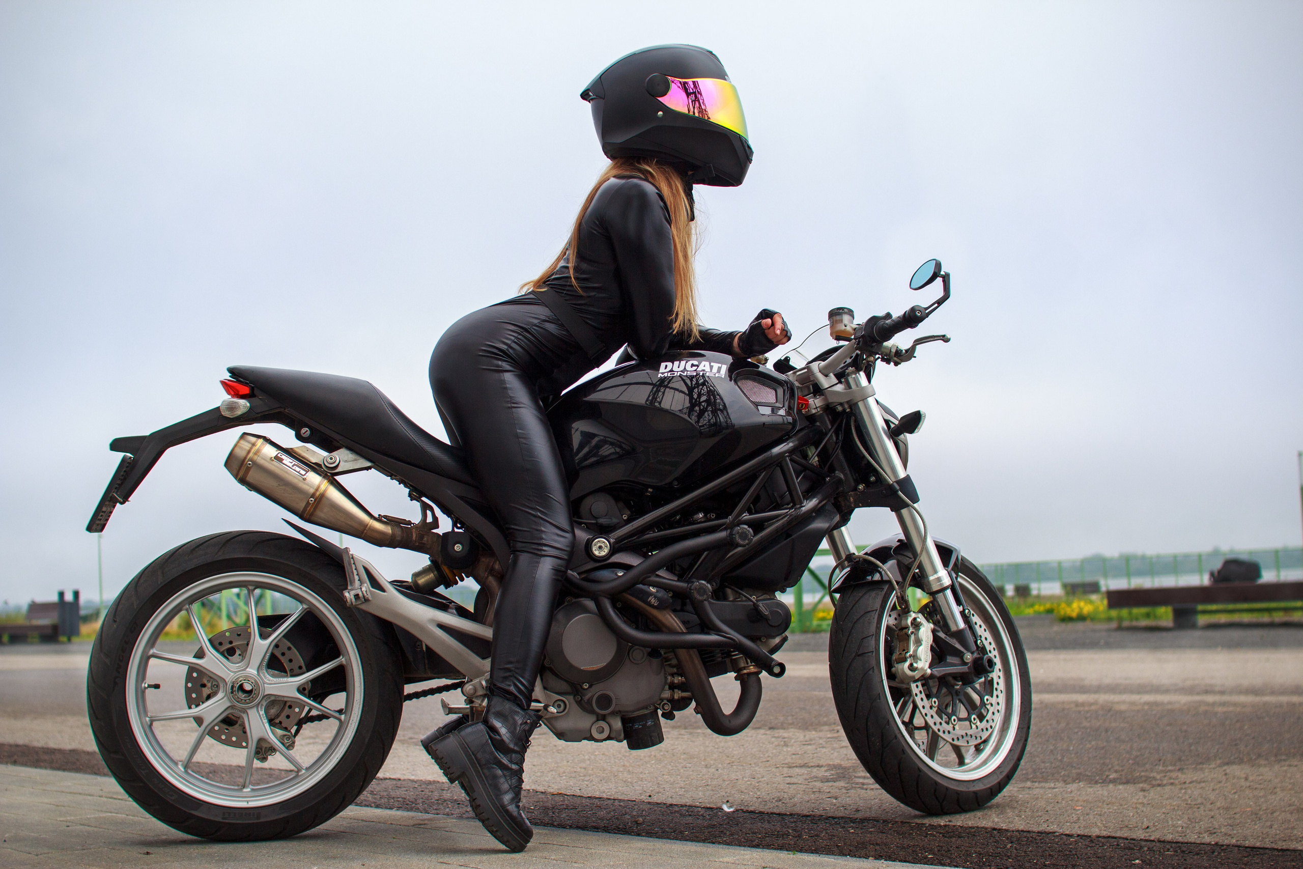 Девушка на мотоцикле на набережной стрелке в нижнем новгороде