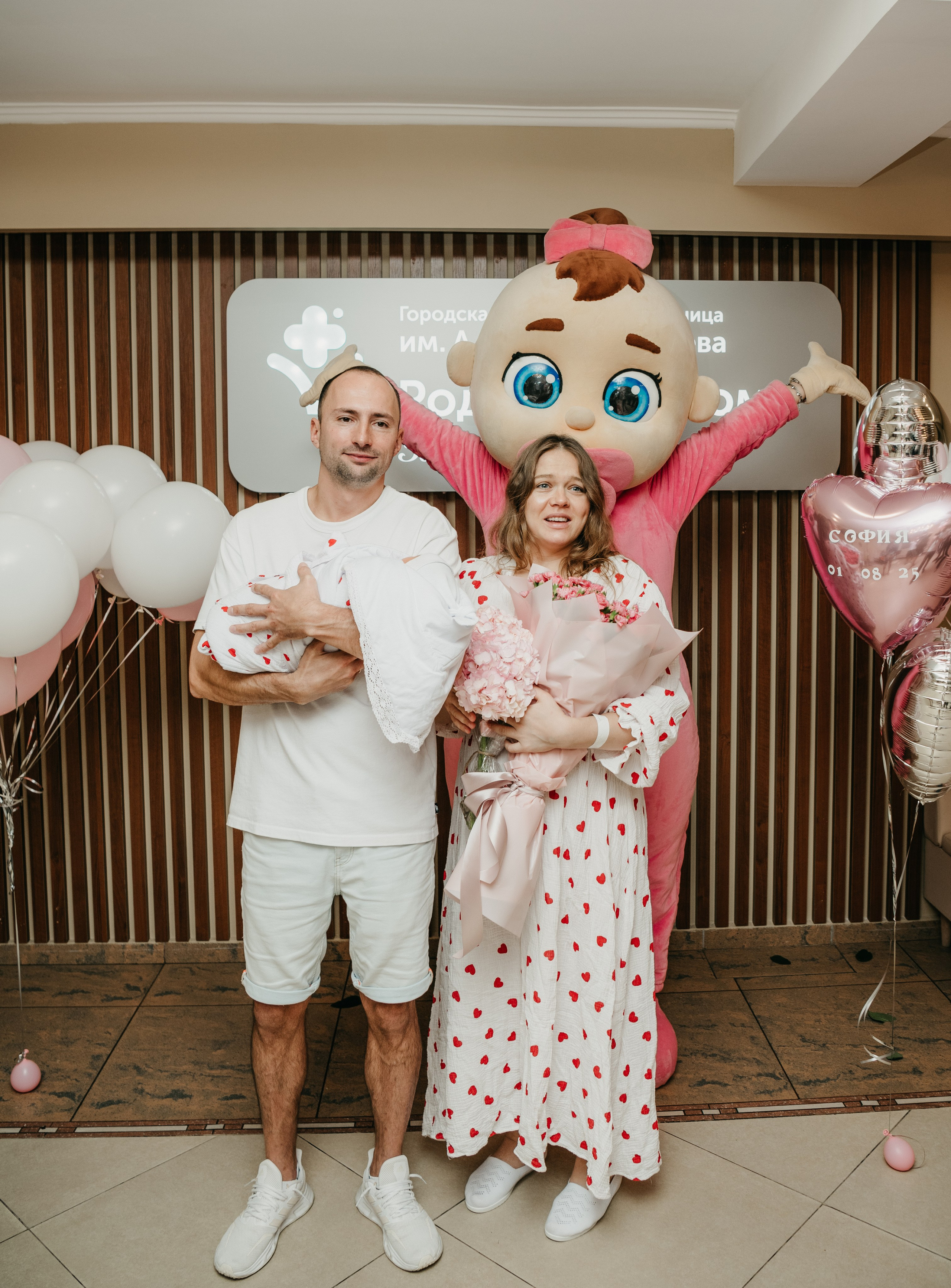 Выписка Софии в ГКБ Ерамишанцева. Фотограф на выписку из роддома в Москве и МО
