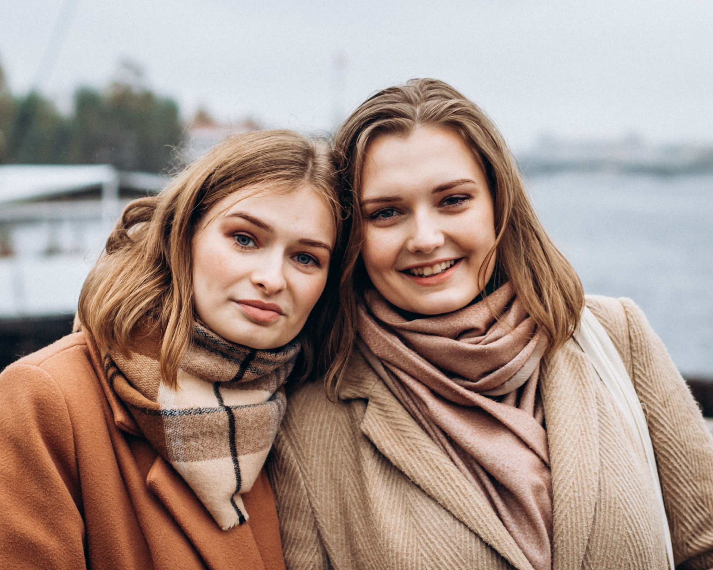 Сестры Саша и Полина в октябре. Фотопрогулка в Петербурге. Индивидуальный и семейный фотограф в Санкт-Петербурге